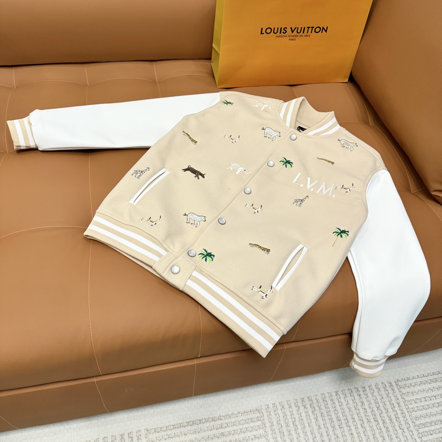 P210 Lv➡️Chaqueta de uniforme de béisbol Louis Vuitton. Pedí el modelo original y tardé un mes en enviarlo finalmente. …