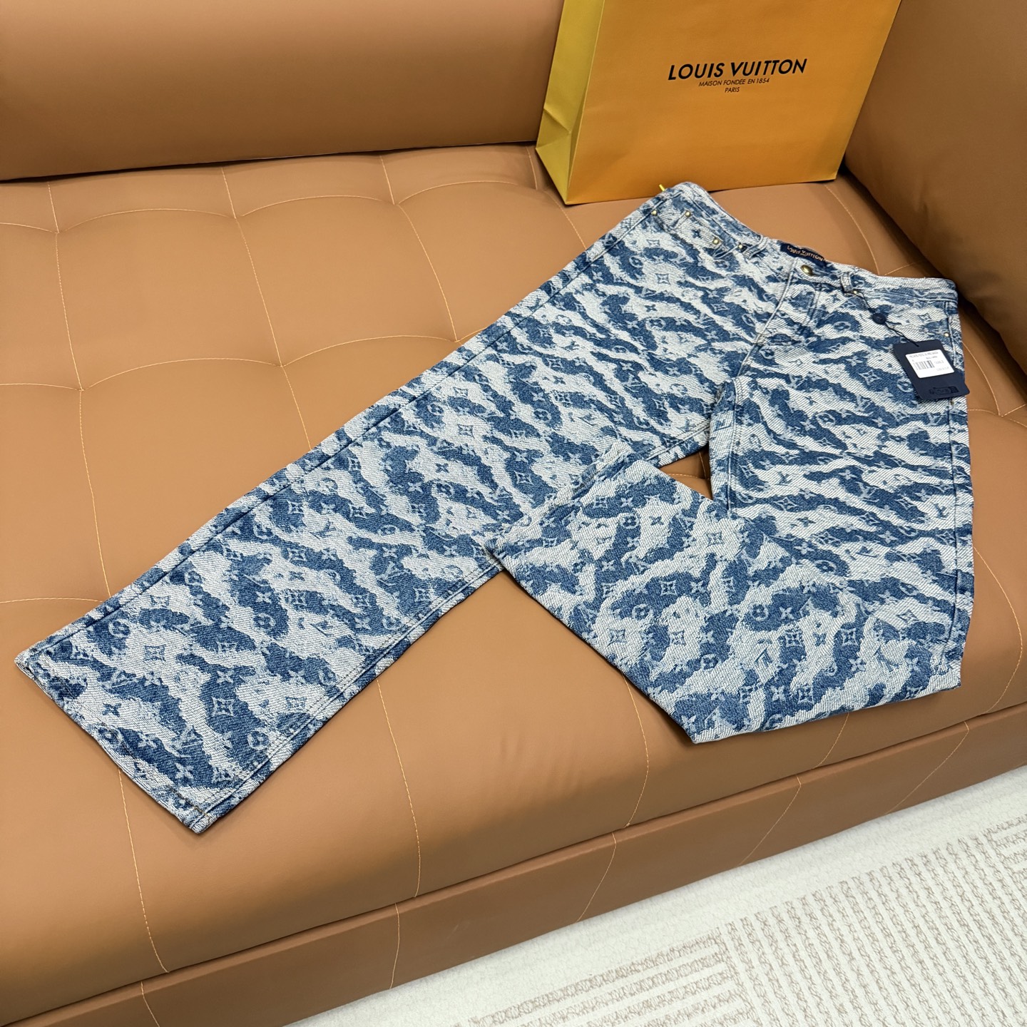 P170 No se admiten devoluciones ni cambios sin hebillas antimanipulación) LOUIS VUITTON ➡️Los 26 nuevos jeans jacquard …