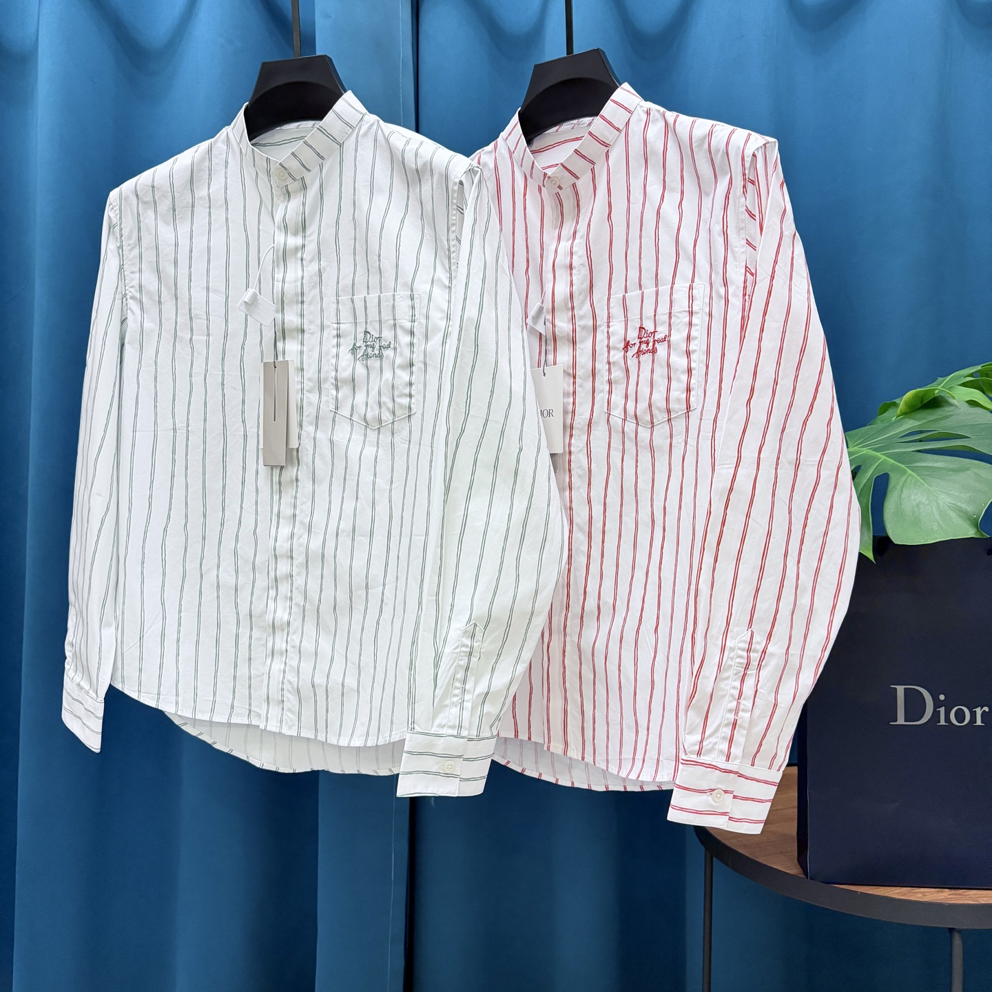 P145 Dior➡️La nueva chaqueta camisera 🪡 bordada a rayas de Dior (🉑 cuello desmontable) es el mismo estilo para hombre…