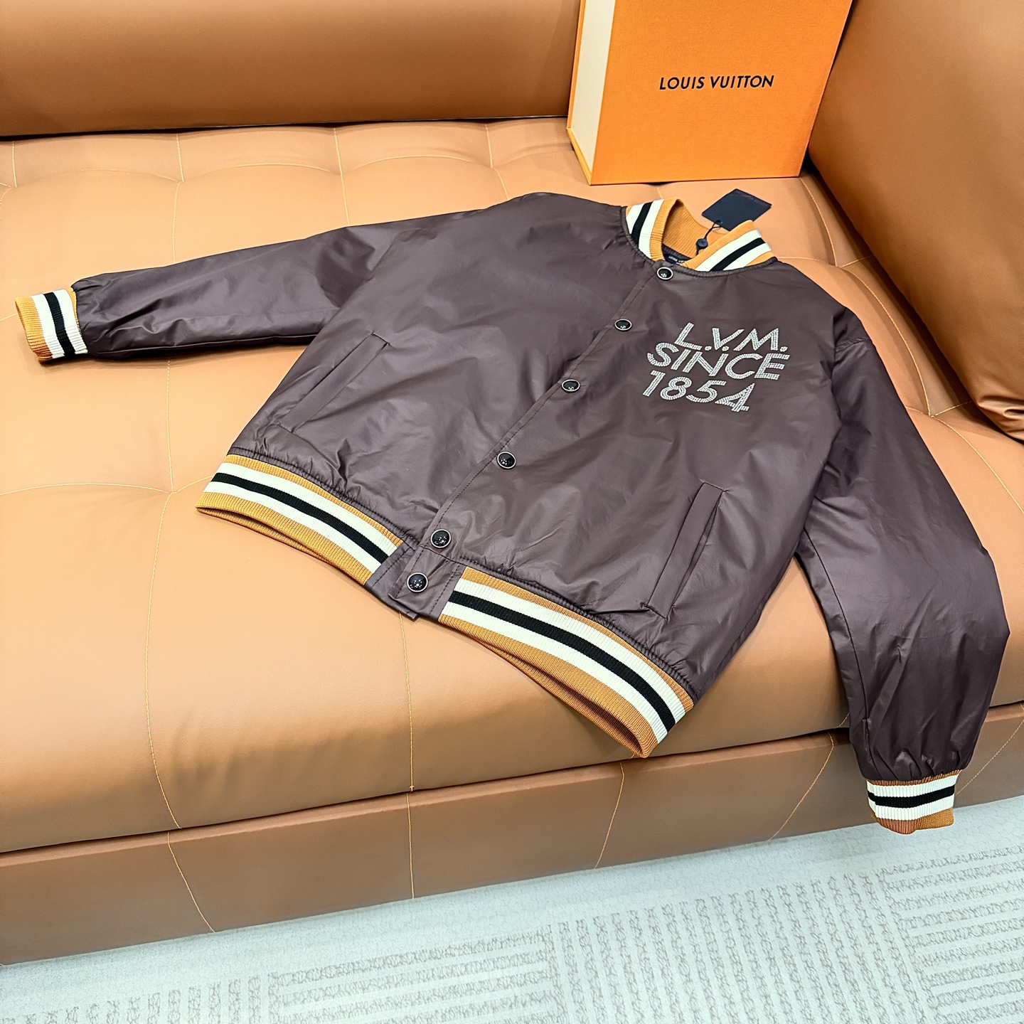 P195 Lv➡️Chaqueta abrigo reversible de uniforme de béisbol Louis Vuitton. Pedí el modelo original y tardé un mes en env…