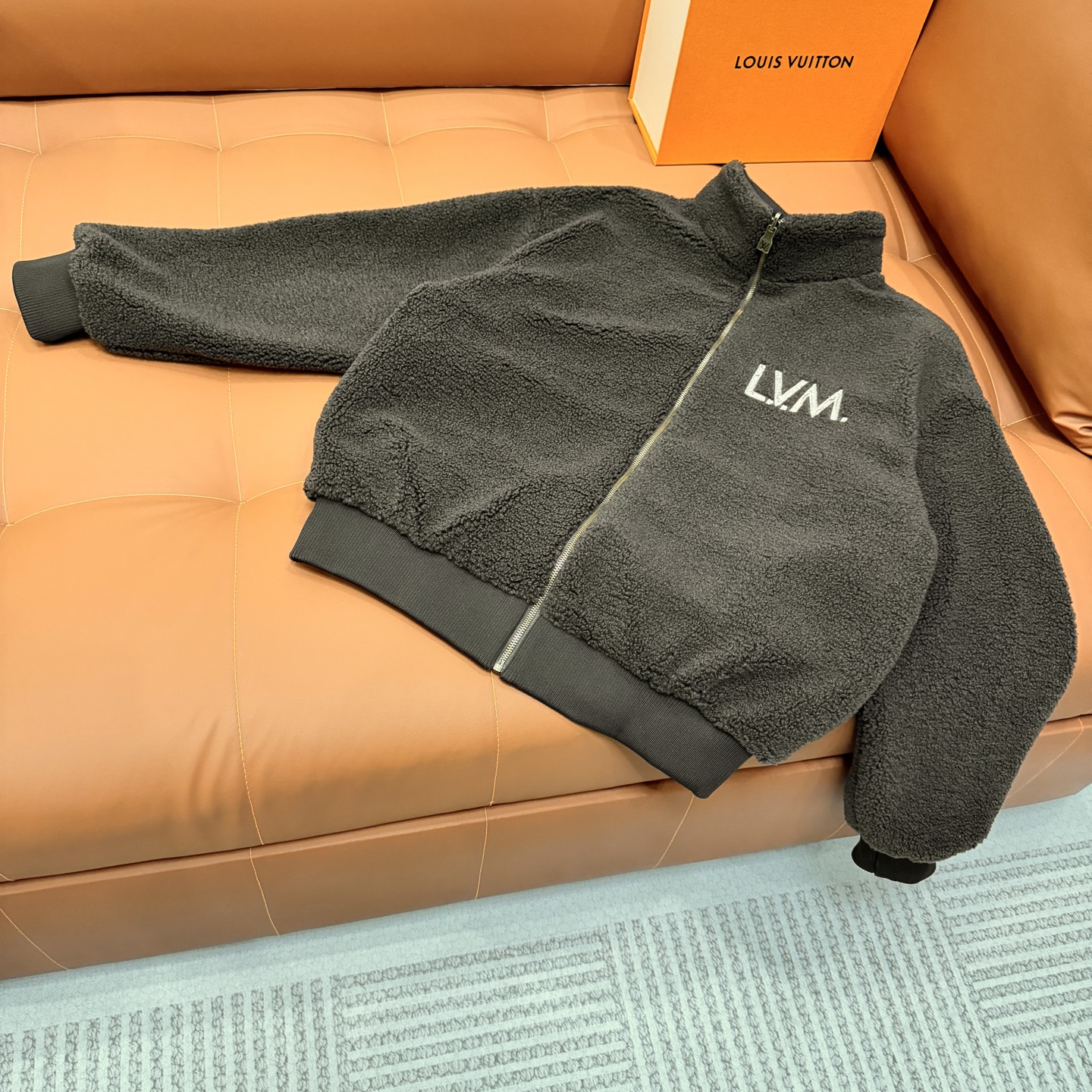 P195 Lv➡️Chaqueta de uniforme de béisbol Louis Vuitton. Pedí el modelo original y tardé un mes en enviarlo finalmente. …