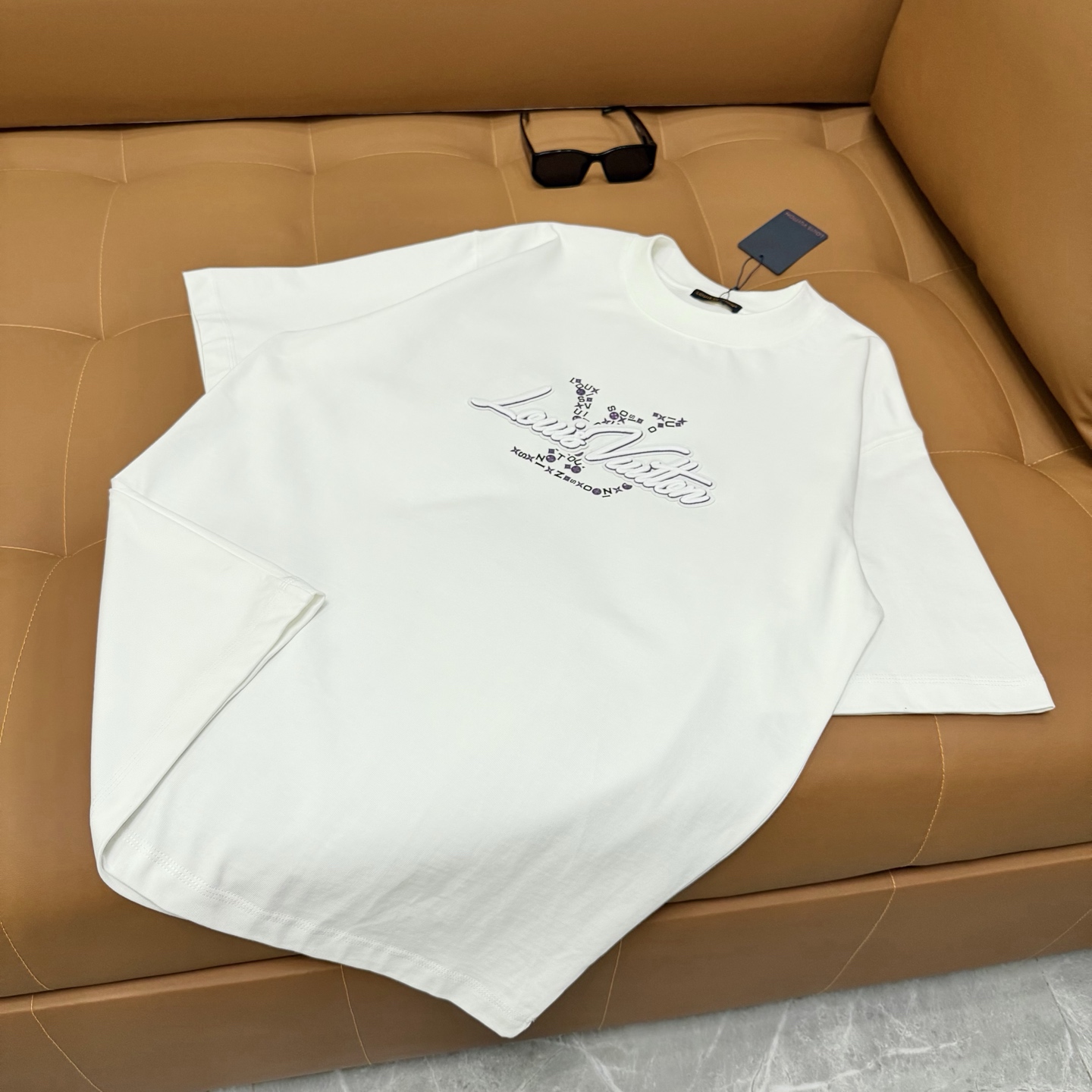 P100 (Versión pesada de alta calidad) Lv➡️Louis Vuitton camiseta de manga corta unisex, 360g algodón puro doble hilo, e…