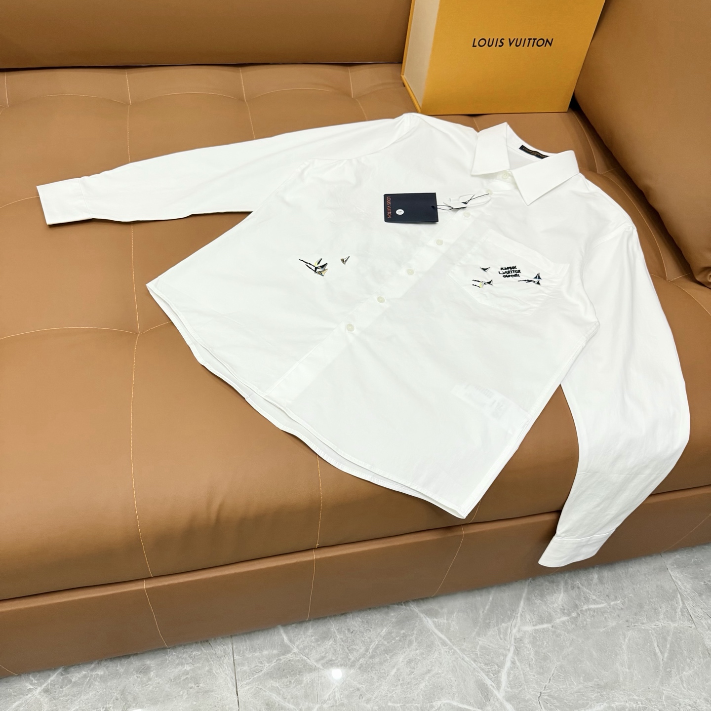 P130 Lv➡️Louis Vuitton camisa de manga larga con bordado pesado de logo, chaqueta, unisex, versión de alta gama, tejido…