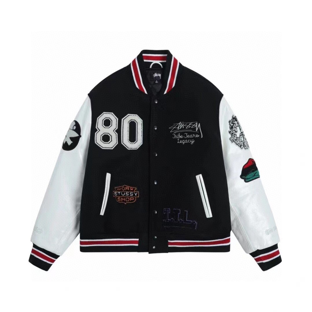 供💰175
【斯图西stussy 第三方联名棒球服夹克】
Stussy x Our Legacy联名的棒球服是今年潮流圈最值得期待的联名,即去年同CDG进行联名后kenijima将黑8棒球服带火后又一爆款单品。
黑白皮袖和整体刺绣排布和配色堪称完美 最喜欢的细节就是denim tears的木棉花元素,太好看了!
🥷设计上整体延用了大片刺绣和拼皮的设计,背后标志性的大logo,将25周年archive棒球服的设计重新呈现在大众面前,左右胳膊处的新刺绣设计和前沿的小刺绣可谓是满满诚意。
📦整体上40%-50%的羊毛混合,刺绣方面日本田岛刺绣,日本进口的面料配合着头层牛皮的皮袖,让这件质感超越以往所有的棒球服。
颜色:黑拼白
尺码:M-XXL
M L XL XXL
衣长68 70 72 74
胸围130 134 138 142
袖长66 68 70 72
