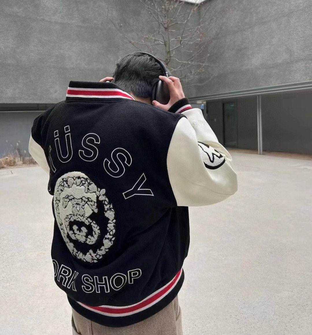 供💰175
【斯图西stussy 第三方联名棒球服夹克】
Stussy x Our Legacy联名的棒球服是今年潮流圈最值得期待的联名,即去年同CDG进行联名后kenijima将黑8棒球服带火后又一爆款单品。
黑白皮袖和整体刺绣排布和配色堪称完美 最喜欢的细节就是denim tears的木棉花元素,太好看了!
🥷设计上整体延用了大片刺绣和拼皮的设计,背后标志性的大logo,将25周年archive棒球服的设计重新呈现在大众面前,左右胳膊处的新刺绣设计和前沿的小刺绣可谓是满满诚意。
📦整体上40%-50%的羊毛混合,刺绣方面日本田岛刺绣,日本进口的面料配合着头层牛皮的皮袖,让这件质感超越以往所有的棒球服。
颜色:黑拼白
尺码:M-XXL
M L XL XXL
衣长68 70 72 74
胸围130 134 138 142
袖长66 68 70 72
