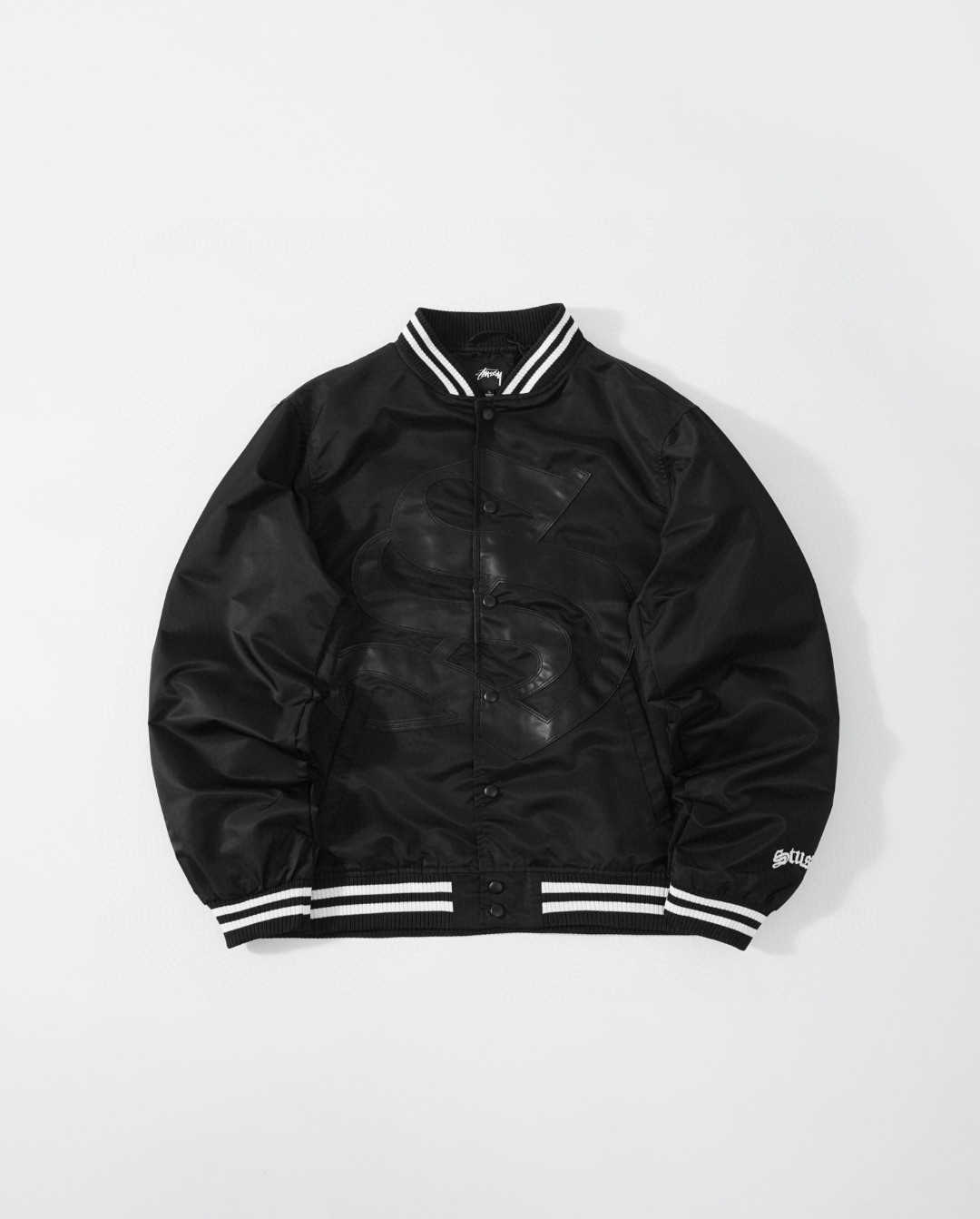 供💰135
STUSSY/24SS 春秋季新款 胸前经典大logo皮标 STADIUM夹克棒球服外套
王炸爆款这件夹克真的太帅了,全黑的配色搭配胸前一个标志性皮标的Stussy大Logo真的很醒目!
搭配一条黑色工装裤,牛仔裤 随便一穿妥妥的viebe风 原版面料 胸前定位激光切割皮标 男生女生都可以穿 实在是太酷了!Stussy作为最早的街头品牌之一,其颜值就不需要多说了💯,深受冲浪文化和沙滩服饰的影响,已经成为席卷全球的嘻哈文化与街头风等标志性潮牌之一,依旧是经典不可超越!面料版型上身有型 不会松垮, 放心入手冲刺!定制三标 最高版本
颜色:黑色
尺码:M-XXL
M:衣长67胸围120肩宽49.5袖长66
L:衣长69胸围124肩宽50.5袖长67
XL:衣长71胸围128肩宽51.5袖长68
XXL:衣长73胸围132肩宽52.5袖长69