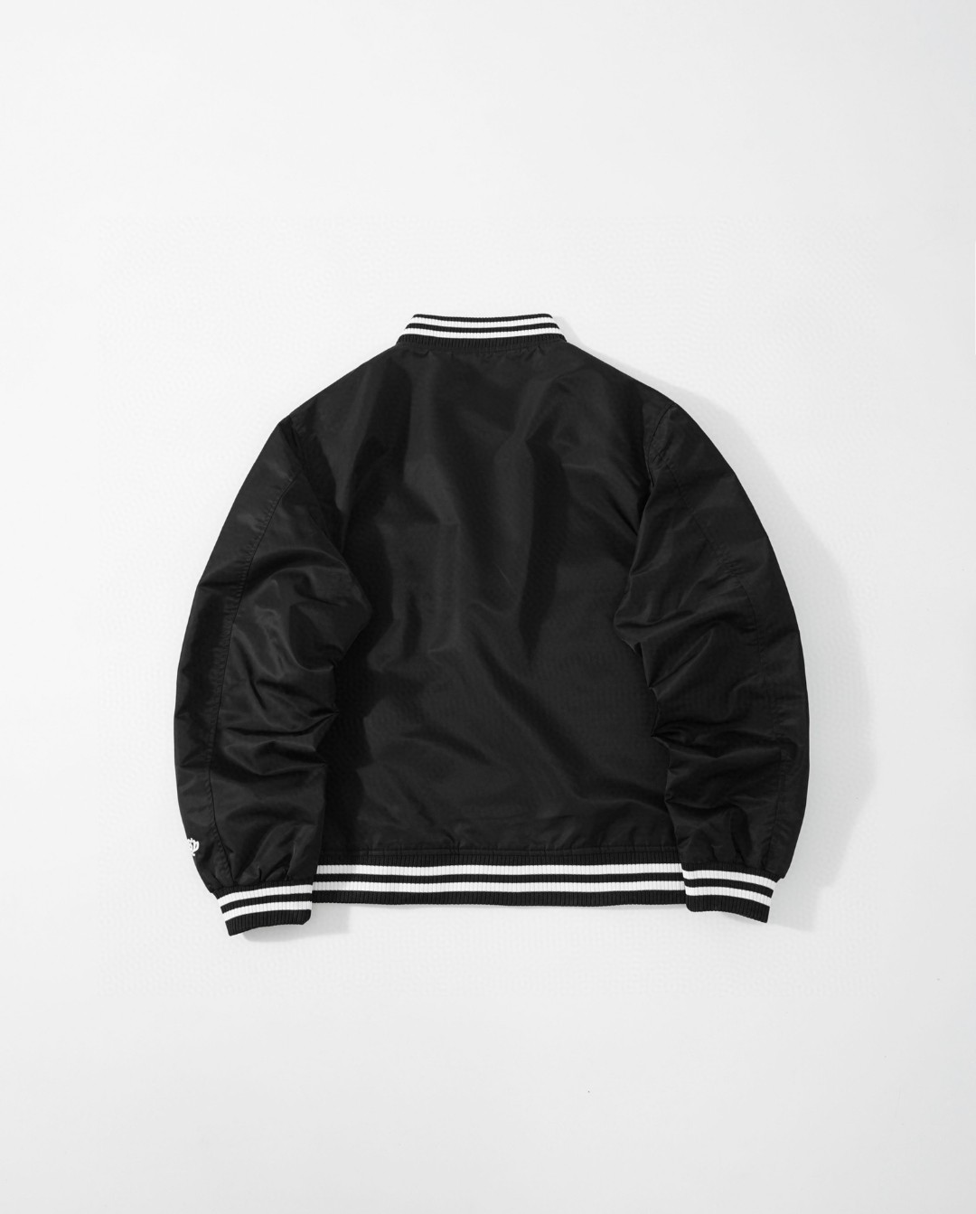 供💰135
STUSSY/24SS 春秋季新款 胸前经典大logo皮标 STADIUM夹克棒球服外套
王炸爆款这件夹克真的太帅了,全黑的配色搭配胸前一个标志性皮标的Stussy大Logo真的很醒目!
搭配一条黑色工装裤,牛仔裤 随便一穿妥妥的viebe风 原版面料 胸前定位激光切割皮标 男生女生都可以穿 实在是太酷了!Stussy作为最早的街头品牌之一,其颜值就不需要多说了💯,深受冲浪文化和沙滩服饰的影响,已经成为席卷全球的嘻哈文化与街头风等标志性潮牌之一,依旧是经典不可超越!面料版型上身有型 不会松垮, 放心入手冲刺!定制三标 最高版本
颜色:黑色
尺码:M-XXL
M:衣长67胸围120肩宽49.5袖长66
L:衣长69胸围124肩宽50.5袖长67
XL:衣长71胸围128肩宽51.5袖长68
XXL:衣长73胸围132肩宽52.5袖长69