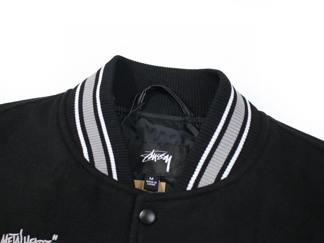 供💰155
独家限定黑灰配色
Stussy x Metalheadz 30周年重磅联名款毛巾刺绣棒球服外套
为了庆祝Metalheadz music 30周年而推出的一款周边夹克
版型的话延续了Stussy的短宽版型,上身很利索,黑黄的颜色也很吸睛,街头感十足! 重磅进口毛巾刺绣 前后高达60万针 ,辅料一比一订做 ,宽松版型
颜色:黑色
尺码:M-XXL
M:衣长68胸围130袖长66
L:衣长70胸围134袖长68
XL:衣长72胸围138袖长70
XXL:衣长74胸围142袖长72