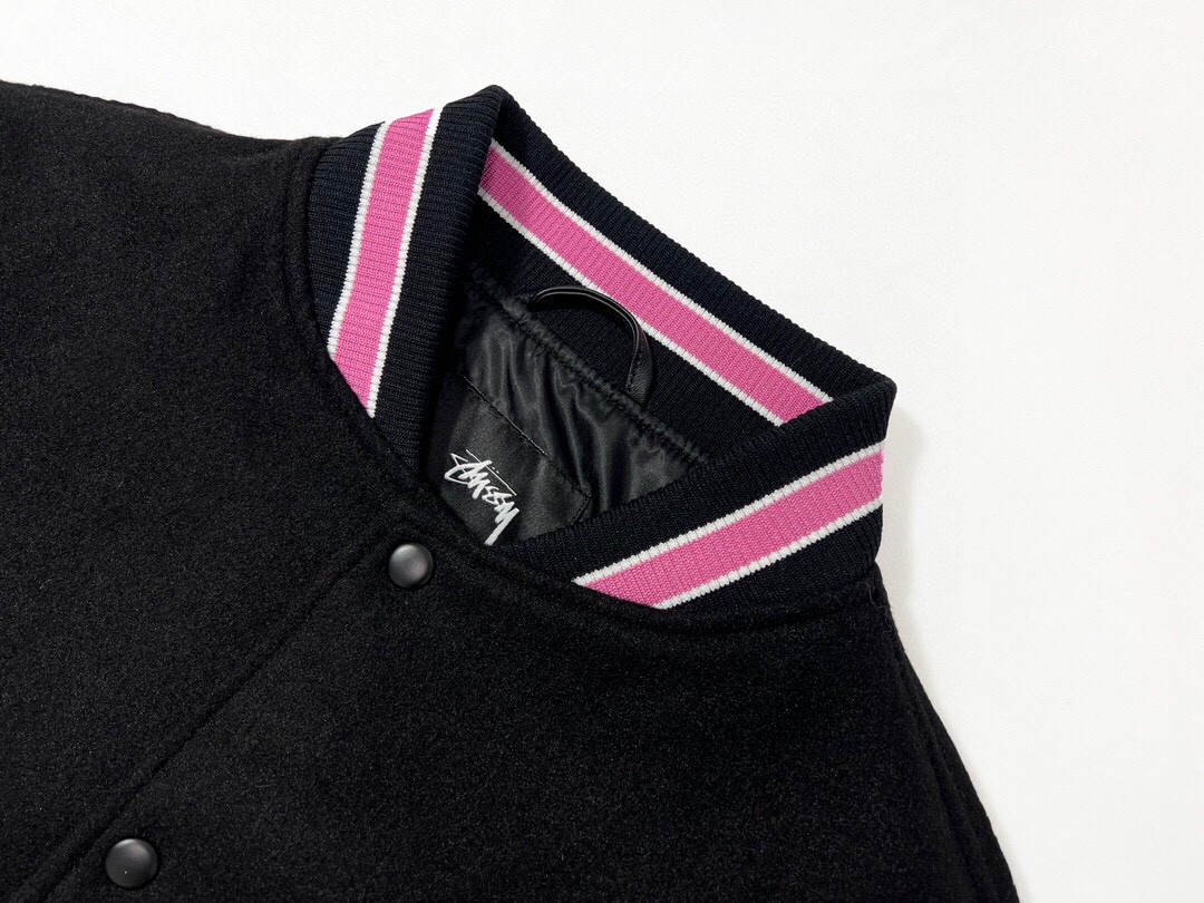 供💰115
STUSSY新款背后刺绣标语棒服球外套
街头潮流Stussy始于海滩文化,从冲浪玩到滑板,独特的风格占领了街头潮流的重要位置,对于时装和文化表达与传播创造了崭新的舞台。
宽松的街头棒球衫剪裁,呢料的大身,已经拥有诱人的街头潮流气息,有型有温度;正面黑色简洁,在衣服领口、袖口和下摆上的螺纹中镶嵌了白边的粉色条点缀,给硬朗的腔调中融入了软糯的一面,后背是属于stussy的文化,也是衣服的重头戏,满背的字母都是stussy专属的字体,是潮流圈带有辨识度的视觉符号,刺绣工艺书写了stussy每个字母的由来,表达了stussy品牌文化的初衷。
Color:黑色
Size:M~XXL
详细尺码见图9⃣️