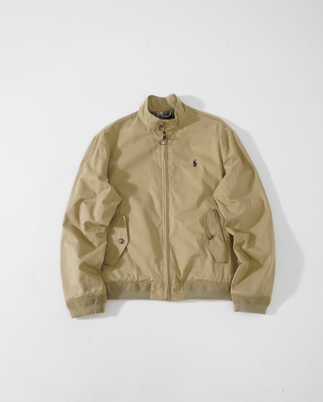 供💰155
Ralph Lauren拉夫劳伦老钱风 立领工装夹克外套
白百何 同款 货号RL12020
面料是双层胫骨感,分量感十足!
不会像常规夹克一样厚重,纯棉材质很普通的面料摸起来真的不一样的,这件超级舒服,手感软而有型,内里绿色格纹,自身就带有复古电影时髦感!
宽松的版型但不松垮,刚刚好的size不挑人穿,落肩的设计修饰肩型不会显壮,这种廓形是穿多久都不会过时的款,上身耐看辨识度也很高,宽松合理的版型,男女都能穿,轻松打造干净清爽少年感穿搭
Color:藏青色 卡其色 黑色
Size:M-XXL
M:衣长68胸围122肩宽53袖长65
L:衣长70胸围126肩宽54袖长66
XL:衣长72胸围130肩宽55袖长67
XXL:衣长74胸围134肩宽56袖长68