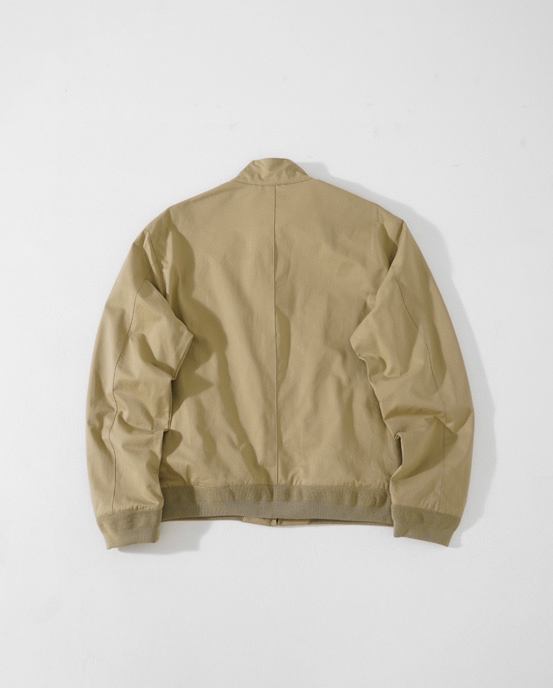 供💰155
Ralph Lauren拉夫劳伦老钱风 立领工装夹克外套
白百何 同款 货号RL12020
面料是双层胫骨感,分量感十足!
不会像常规夹克一样厚重,纯棉材质很普通的面料摸起来真的不一样的,这件超级舒服,手感软而有型,内里绿色格纹,自身就带有复古电影时髦感!
宽松的版型但不松垮,刚刚好的size不挑人穿,落肩的设计修饰肩型不会显壮,这种廓形是穿多久都不会过时的款,上身耐看辨识度也很高,宽松合理的版型,男女都能穿,轻松打造干净清爽少年感穿搭
Color:藏青色 卡其色 黑色
Size:M-XXL
M:衣长68胸围122肩宽53袖长65
L:衣长70胸围126肩宽54袖长66
XL:衣长72胸围130肩宽55袖长67
XXL:衣长74胸围134肩宽56袖长68