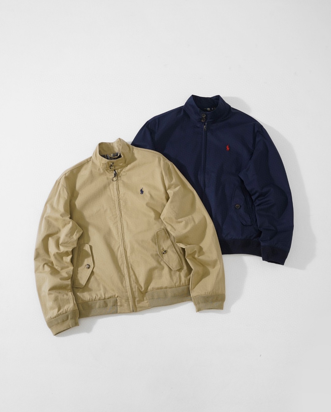 供💰155
Ralph Lauren拉夫劳伦老钱风 立领工装夹克外套
白百何 同款 货号RL12020
 面料是双层胫骨感，分量感十足！
不会像常规夹克一样厚重，纯棉材质很普通的面料摸起来真的不一样的，这件超级舒服，手感软而有型，内里绿色格纹，自身就带有复古电影时髦感！
宽松的版型但不松垮，刚刚好的size不挑人穿，落肩的设计修饰肩型不会显壮，这种廓形是穿多久都不会过时的款，上身耐看辨识度也很高，宽松合理的版型，男女都能穿，轻松打造干净清爽少年感穿搭

Color：藏青色  卡其色  黑色
Size：M-XXL
M：衣长68胸围122肩宽53袖长65
Ｌ：衣长70胸围126肩宽54袖长66
XL：衣长72胸围130肩宽55袖长67
XXL：衣长74胸围134肩宽56袖长68