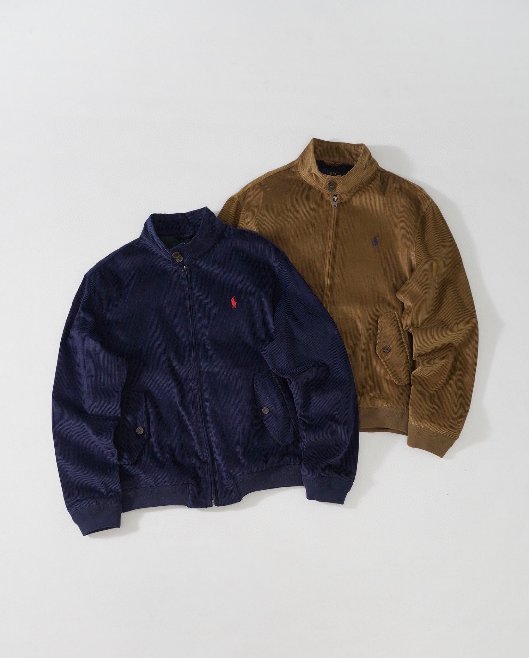 供💰165
Ralph Lauren拉夫劳伦老干部复古灯芯绒夹克男女同款
白百何众多明星上身小红书爆款！
经典惠林顿版型定织灯芯绒面料手感细腻顺滑厚实内里格纹里布 采用TALON拉链！
自身就带有复古电影时髦感！ 宽松的版型但不松垮，刚刚好的size不挑人穿，落肩的设计修饰肩型不会显壮，这种廓形是穿多久都不会过时的款，上身耐看辨识度也很高，宽松合理的版型，男女都能穿，轻松打造干净清爽少年感穿搭

Color: 卡其  藏青色  黑色
Size：M-XXL
M：衣长68胸围122肩宽53袖长65
Ｌ：衣长70胸围126肩宽54袖长66
XL：衣长72胸围130肩宽55袖长67
XXL：衣长74胸围134肩宽56袖长68