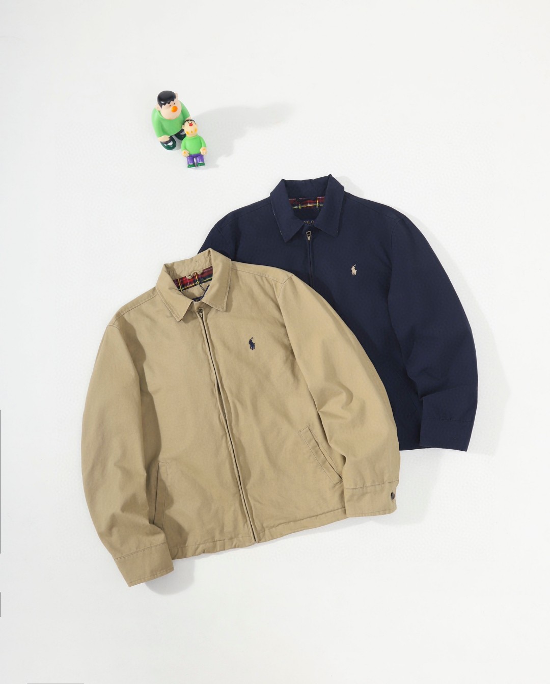 供💰165
Ralph Lauren/拉夫劳伦 美式古着经典翻领老干部复古夹克外套

经典的设计 永恒的经典 全棉面料厚实 呈现年代感vintage    领子袖口彩格子点缀  男女怎么穿都好看 怎么舒服怎么穿 主打松弛复古
YYDS 男女人手一件 秋冬不可或缺的一件， 当下最火的夹克 百分百棉斜纹厚实厚实，纯棉彩色格子里布区别市场数码印花。精致刺绣 。哈林顿夹克版型宽松 短肥 超级百搭 ，穿上就是cleanfit 顶男顶女！

颜色：卡其  藏青
尺码：Ｓ-XL
Ｓ：衣长68袖长63肩宽51胸围126
M：衣长70袖长64肩宽52胸围130
Ｌ：衣长72袖长65肩宽53胸围134
XL：衣长74袖长66肩宽54胸围138