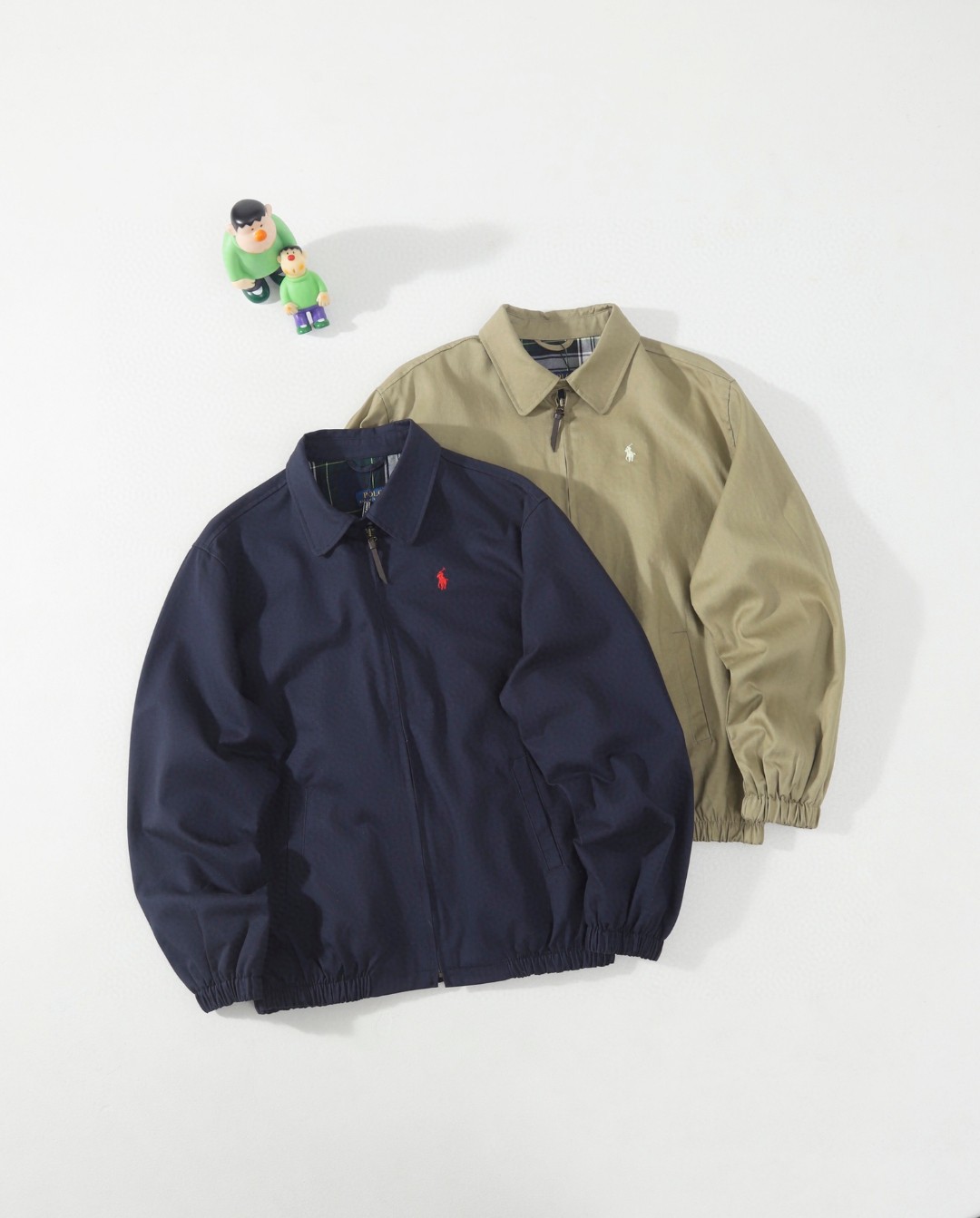 供💰155
Ralph Lauren 拉夫劳伦 老干部哈灵顿翻领夹克外套  男女同款

经典的版型设计，复古防风外套，纽扣式领袢，胸前小马标刺绣标志，弹性袖口松紧带下摆
领拉链防风设计休闲风格和街头潮流元素完美融合，非常适合中性 穿搭。外套的面料质感十分出色，穿着舒适，是一款非常百搭的潮流外套。原版开发，百分百纯棉面料  精致刺绣  四季常青款放心入手 ，复古永不过时！

颜色：卡其色  藏青色
尺码：M-XXL
M：衣长69 胸围130袖长63肩宽51.4
Ｌ：衣长71胸围134袖长64肩宽52.6
XL：衣长73胸围138袖长65肩宽53.8
XXL：衣长75胸围142袖长66肩宽55