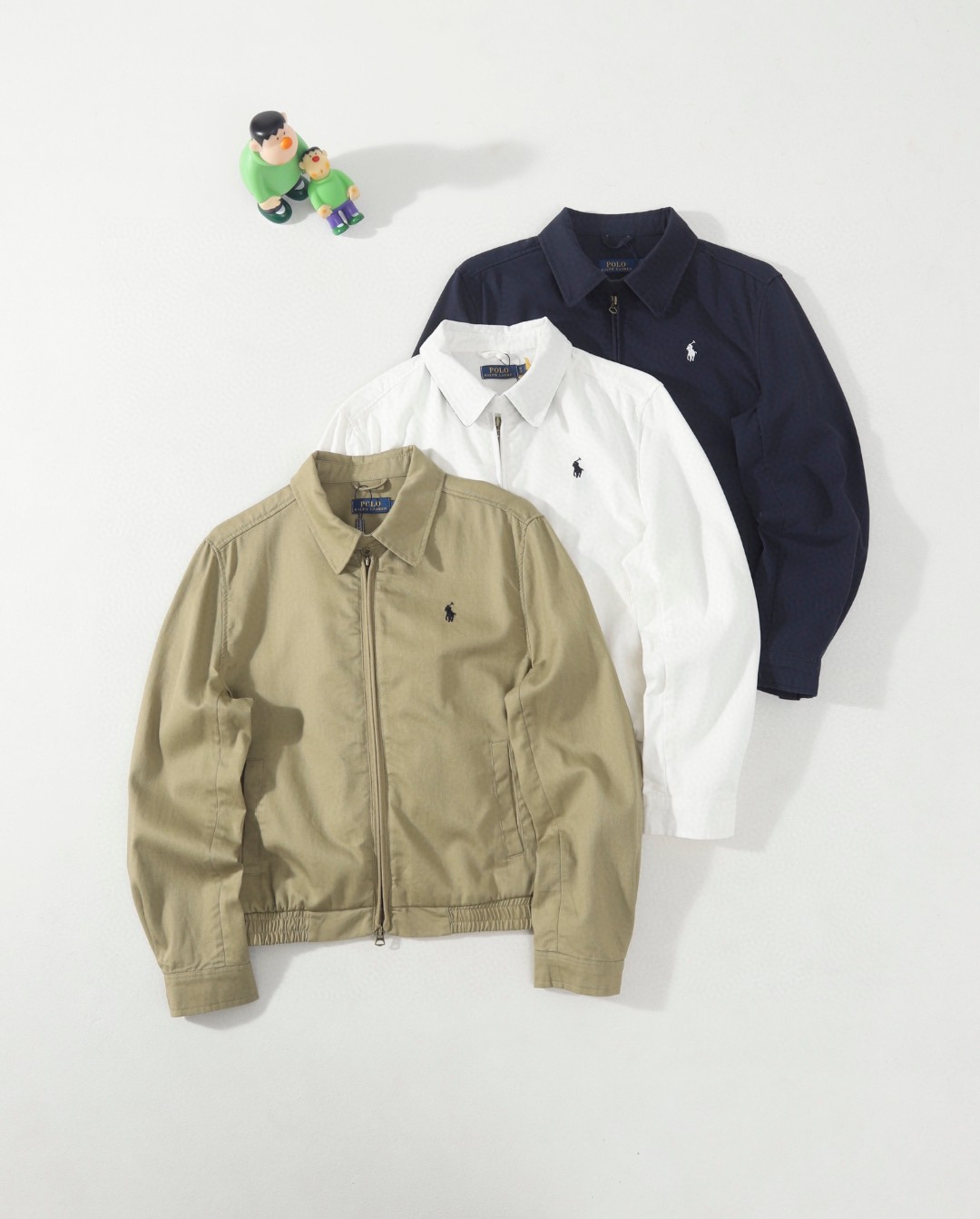 供💰145
Ralph Lauren 拉夫劳伦 老干风经典女款夹克外套 三色齐发
老干风短款 夹克   搭配牛仔裤，美式复古又俏皮 
又是一件百搭 又能穿到天荒地老的夹克 春秋季第一件外套非它莫属
外套的面料质感十分出色，穿着舒适，是一款非常百搭的潮流外套。原版开发，百分百纯棉面料  精致刺绣  双拉头设计 复古永不过时！

颜色：卡其色  藏青色  白色 
尺码：M-XL
M：衣长55胸围106袖长58肩宽45
Ｌ：衣长57胸围110袖长59肩宽46
XL：衣长59胸围114袖长60肩宽47