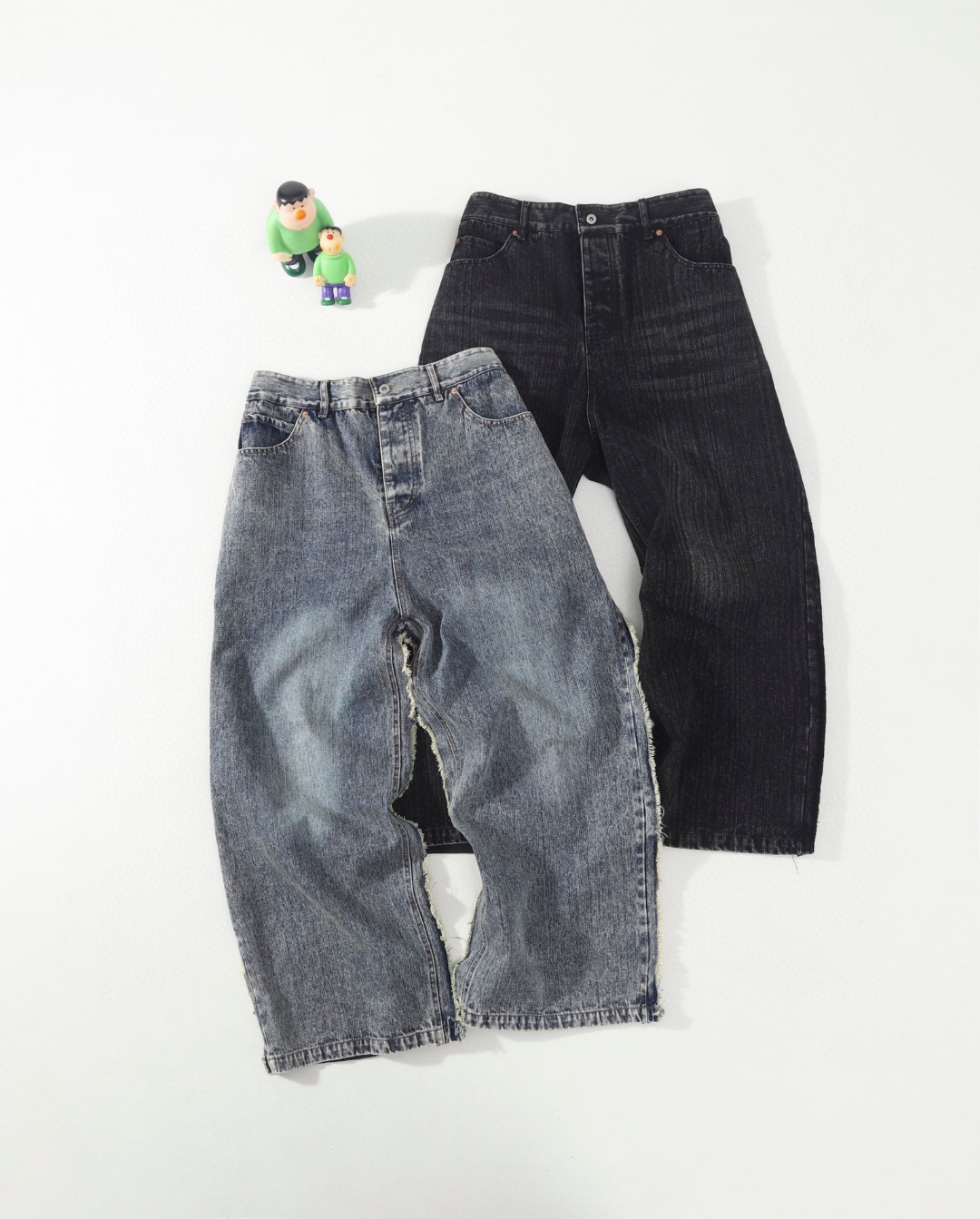 供💰130
BALENCIAGA/巴黎世家卫裤拼接 双拼牛仔裤 男女同款
“少量一批卖完下架，不要等错过了”巴黎世家水洗拼接牛仔裤
重工破坏猫须设计整体版型为拖地牛仔裤
巴黎这条拼接牛仔裤“面子里子都有了直呼完美”颠覆了我对穿得舒适，上身时尚的认知时尚且不浮夸一个字就是帅整体拼接设计
不能说前无古人但一定是勇于尝试呈现感相当不错
不会让人感觉这种别样设计很尴尬外观舒适版型
前片拼接牛仔丝毫不影响外观造型风格后片布料拼接能更大程度的代替牛仔更舒服柔软
面料方面还是需要着重说一下的
表面牛仔呈现水洗部分会略微偏黄一些跟其他部分形成一个色差感拼接布料上会出现的细节设计
纯手工测量裁剪布料会有明显的毛絮线头包括横向裁剪“预留”的流苏切面两处五金都是单独订制
经过抛光做旧打磨才能还原一致 

颜色：藏青 黑色 
尺码：M-XL
M：裤长109腰围78臀围116
Ｌ：裤长110腰围82臀围120
XL：裤长111腰围86臀围124