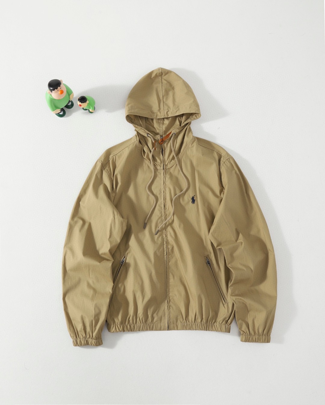 供💰135
Ralph Lauren拉夫劳伦刺绣小马标连帽拉链外套夹克
面料具有轻盈、耐磨的特性,保暖舒适。
采用直立式领口设计,带有可调节的抽绳,可以根据需要调整领口的紧度。多功能口袋:可以用于存放手机、钱包、钥匙等小物件,方便实用。品牌标识:胸前印有品牌的标识,展示独特的品牌风格和身份。
男女情侣同款,拉夫老粉一定不要错过的款,此款衣服正如它的设计语言一样,自由舒适而华贵内敛,款式简洁,干练。
颜色:藏青 卡其
尺码:M/L/XL/XXL
M:衣长66胸围112肩宽55袖长63
L:衣长68胸围116肩宽56袖长64
XL:衣长70胸围120肩宽57袖长65
XXL:衣长72胸围124肩宽58袖长66