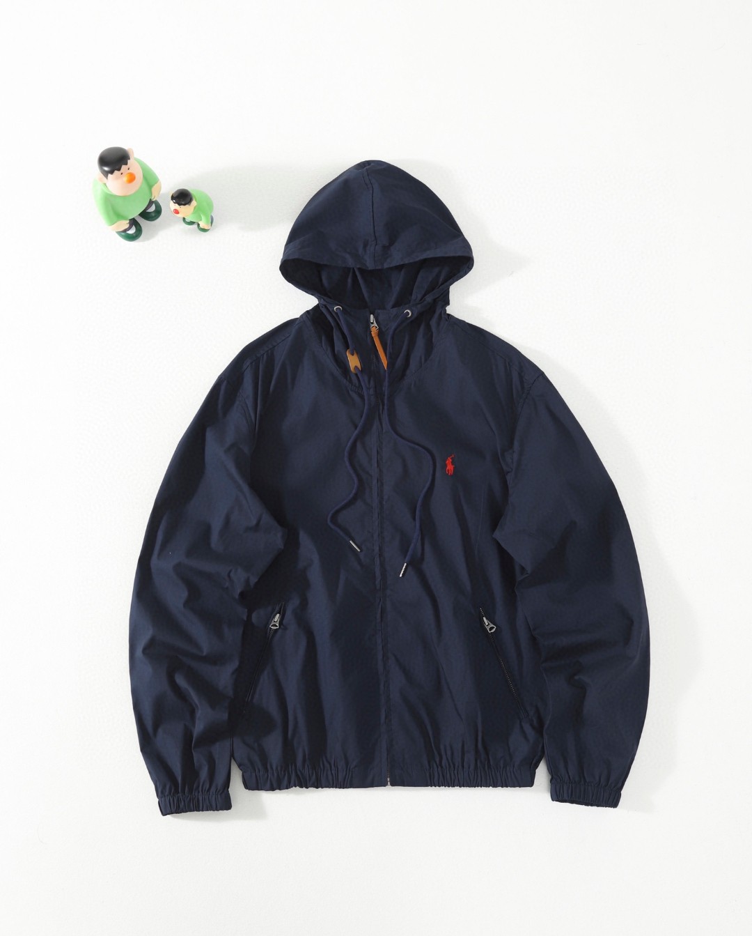 供💰135
Ralph Lauren拉夫劳伦刺绣小马标连帽拉链外套夹克
面料具有轻盈、耐磨的特性,保暖舒适。
采用直立式领口设计,带有可调节的抽绳,可以根据需要调整领口的紧度。多功能口袋:可以用于存放手机、钱包、钥匙等小物件,方便实用。品牌标识:胸前印有品牌的标识,展示独特的品牌风格和身份。
男女情侣同款,拉夫老粉一定不要错过的款,此款衣服正如它的设计语言一样,自由舒适而华贵内敛,款式简洁,干练。
颜色:藏青 卡其
尺码:M/L/XL/XXL
M:衣长66胸围112肩宽55袖长63
L:衣长68胸围116肩宽56袖长64
XL:衣长70胸围120肩宽57袖长65
XXL:衣长72胸围124肩宽58袖长66