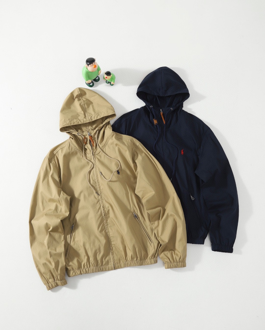 供💰135
Ralph Lauren拉夫劳伦刺绣小马标连帽拉链外套夹克
面料具有轻盈、耐磨的特性，保暖舒适。
采用直立式领口设计，带有可调节的抽绳，可以根据需要调整领口的紧度。多功能口袋：可以用于存放手机、钱包、钥匙等小物件，方便实用。品牌标识：胸前印有品牌的标识，展示独特的品牌风格和身份。
男女情侣同款，拉夫老粉一定不要错过的款，此款衣服正如它的设计语言一样，自由舒适而华贵内敛，款式简洁，干练。

颜色：藏青  卡其
尺码：M/Ｌ/XL/XXL
M：衣长66胸围112肩宽55袖长63
Ｌ：衣长68胸围116肩宽56袖长64
XL：衣长70胸围120肩宽57袖长65
XXL：衣长72胸围124肩宽58袖长66