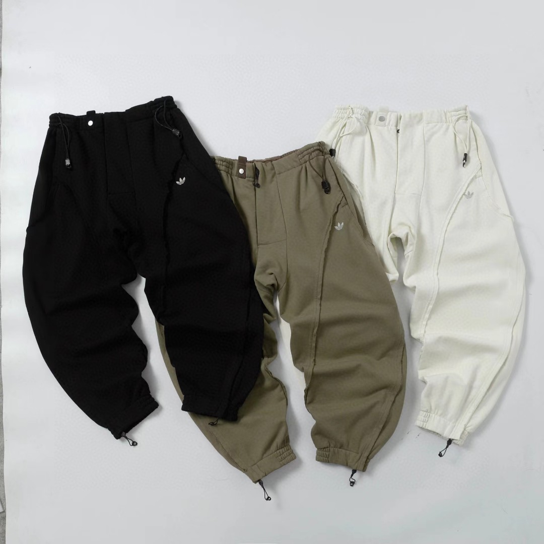 供💰135
机能废土风束脚长款针织运动裤！ 
💥Hamcus联名 FW24  ｜ 将废土风日常化
🔥 立体裁剪解构拼接    ｜ 🏃‍♂️🏃‍♀️男女同款！

Adidas originals X HAMCUS 联名款 FW24 休闲纯色裁剪束脚长款针织运动裤！ 

· 面料
原版购入拆解定做定染380g全棉毛圈面料、拼接尼龙小格子定织定染，同缸面料、成分、密度、色样 1:1还原！

· 五金
拆析定制原版带logo印花扣子、
拉链、吊牌、吊粒、原版贴纸！1:1还原正版！真假混卖版本！

⚠实物上身搭配效果超级好！

颜色：黑色  白色  棕色
尺码：M-XXL
M：裤长96腰围77臀围130
L：裤长98腰围80臀围134
XL：裤长100腰围83臀围138
XXL：裤长102腰围86臀围142