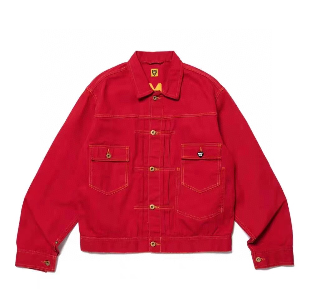 供💰115 HUMAN MADE WORK JACKET 背后兔子logo 夹克外套 ，这款2023年春夏新品外套，面料是定制的薄的纺斜纹 全棉水洗面料。适合现在的季节！！！ 后背是大面积的各种工艺的刺绣图案，可爱的兔子logo趣味性十足。 关于主拉链，当然是最好的YKK拉索。 胸口两个口袋的扣子是品牌标志性的爱心型，细节感满满。 经典的小翻领教练夹克款式，百搭实穿，在这个春天，带来运动休闲又有趣的活力感。男女都可以！！！ 颜色：中国红 尺码：M-XXL M：衣长69肩宽63袖长57胸围126 Ｌ：衣长71肩宽64袖长58胸围130 XL：衣长73肩宽65袖长59胸围134 XXL：衣长75肩宽66袖长60胸围138