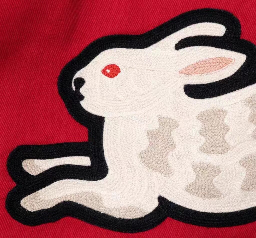 供💰115 HUMAN MADE WORK JACKET 背后兔子logo 夹克外套 ,这款2023年春夏新品外套,面料是定制的薄的纺斜纹 全棉水洗面料。适合现在的季节!!! 后背是大面积的各种工艺的刺绣图案,可爱的兔子logo趣味性十足。 关于主拉链,当然是最好的YKK拉索。 胸口两个口袋的扣子是品牌标志性的爱心型,细节感满满。 经典的小翻领教练夹克款式,百搭实穿,在这个春天,带来运动休闲又有趣的活力感。男女都可以!!! 颜色:中国红 尺码:M-XXL M:衣长69肩宽63袖长57胸围126 L:衣长71肩宽64袖长58胸围130 XL:衣长73肩宽65袖长59胸围134 XXL:衣长75肩宽66袖长60胸围138