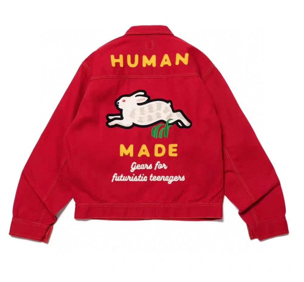 供💰115 HUMAN MADE WORK JACKET 背后兔子logo 夹克外套 ,这款2023年春夏新品外套,面料是定制的薄的纺斜纹 全棉水洗面料。适合现在的季节!!! 后背是大面积的各种工艺的刺绣图案,可爱的兔子logo趣味性十足。 关于主拉链,当然是最好的YKK拉索。 胸口两个口袋的扣子是品牌标志性的爱心型,细节感满满。 经典的小翻领教练夹克款式,百搭实穿,在这个春天,带来运动休闲又有趣的活力感。男女都可以!!! 颜色:中国红 尺码:M-XXL M:衣长69肩宽63袖长57胸围126 L:衣长71肩宽64袖长58胸围130 XL:衣长73肩宽65袖长59胸围134 XXL:衣长75肩宽66袖长60胸围138