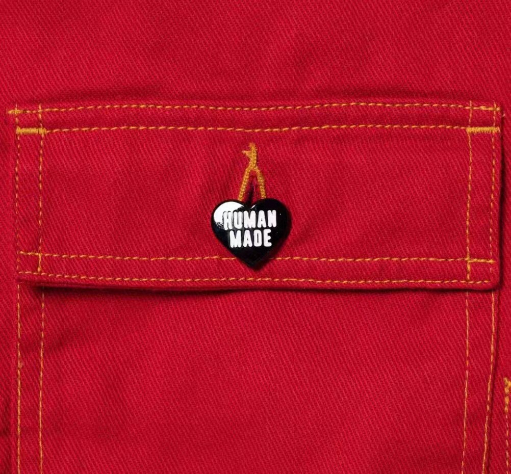 供💰115 HUMAN MADE WORK JACKET 背后兔子logo 夹克外套 ,这款2023年春夏新品外套,面料是定制的薄的纺斜纹 全棉水洗面料。适合现在的季节!!! 后背是大面积的各种工艺的刺绣图案,可爱的兔子logo趣味性十足。 关于主拉链,当然是最好的YKK拉索。 胸口两个口袋的扣子是品牌标志性的爱心型,细节感满满。 经典的小翻领教练夹克款式,百搭实穿,在这个春天,带来运动休闲又有趣的活力感。男女都可以!!! 颜色:中国红 尺码:M-XXL M:衣长69肩宽63袖长57胸围126 L:衣长71肩宽64袖长58胸围130 XL:衣长73肩宽65袖长59胸围134 XXL:衣长75肩宽66袖长60胸围138