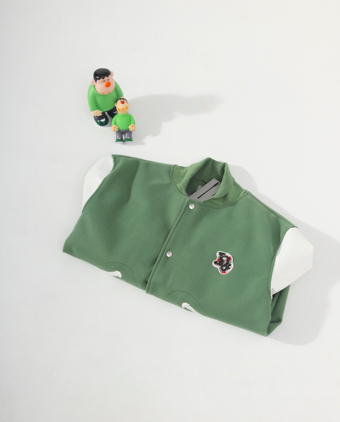 供💰150
正确版本 顶级复刻
Dior/迪奥xDenim TEARS联名棒球服夹克外套
Lisa同款 众多巨星纷纷上身的一款夹克精致的Dio Tears高定风格补丁 并以桑蚕丝线、珠饰和仿水晶手工刺绣的多色棉花造型装饰,彰显精妙传统工艺,两种材质打造双色调效果,简直就是一件艺术品!休闲和经典的完美融合 展现50-60年代美式复古风潮以及常青藤学院风。 色织提花罗纹工艺,720g高克重羊毛呢面料 精心制作
工艺复杂,仅此一批 喜欢的一定不要错过的一款棒球服!
颜色:绿色拼白袖
尺码:M-XL
M:衣长68胸围124袖长55
L:衣长70胸围128袖长56
XL:衣长72胸围134袖长57