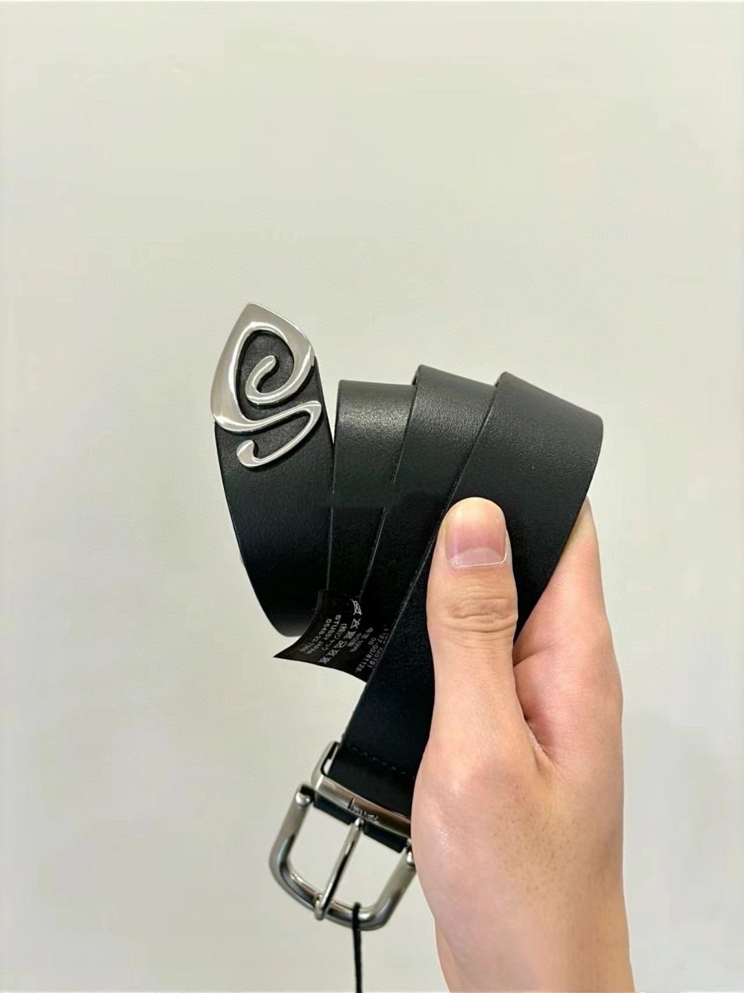 供💰115
斯图西 STUSSY 2024SS 徽标装饰针扣真皮皮带
原单品质 经典针眼扣 尾部蚊香型经典装饰是点睛之笔 配专柜天鹅绒收纳袋 简洁但是够突出,低调奢华上档次,奢华大气,精选优质材质,持久耐用,精美的设计,精湛的工艺,让斯图西单品都让人眼前一亮,怎么搭配都是独一无二的,这就是斯图西的魅力所在。专柜同款 与时代新元素相结合的设计,让所有的产品至精至美、无可挑剔,是斯图西的一贯宗旨。斯图西的产品是思想深邃、品位高尚、内涵丰富、工艺精湛的艺术品钢制扣头配头层牛皮奢华腰带皮带!
颜色:黑色 棕色 白色
尺码:S/M L/XL