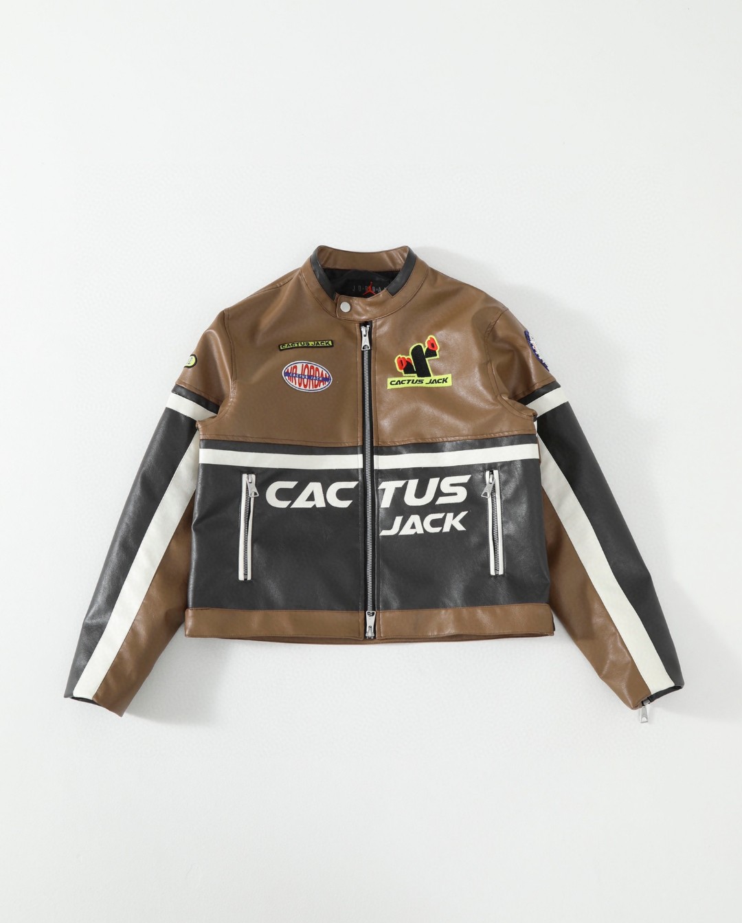 供💰195
Jordan Jordan x Travis Scott(王嘉尔同款）

联名系列 SS25 胶囊系列 美式复古学院风印花拼接皮质立领夹克 
Travis Scott 携手 Jordan Brand在初次推出的女装系列中匠心融入摩托车越野赛的文化和时尚同时采用优质材料结合修身版型令该系列的每款服装皆彰显醒目大胆风范😎😎
缎面里料按扣衣领和衣袖拉链设计将现代风范与摩托风格巧妙糅合整版饰有刺绣橡胶贴片点缀别具一格的创意图案，性别美式街头风，真的就 百穿不厌
假期这样穿 拍照轻轻松松出片赞满九宫格
就是一整个 秒变酷姐狠狠拿捏潮酷感十足
大胆碰撞突破穿搭壁垒
别具个性的穿搭 还是自己说了算
颜色：棕色
尺码：M-Ｌ-XL-XXL
             M      Ｌ       XL     XXL
胸围：106    110    114	    118
衣长： 54	     56       58      60
袖长： 61	    61.5  	  62	    62.5
肩宽： 45	    46.2   47.4    48.6