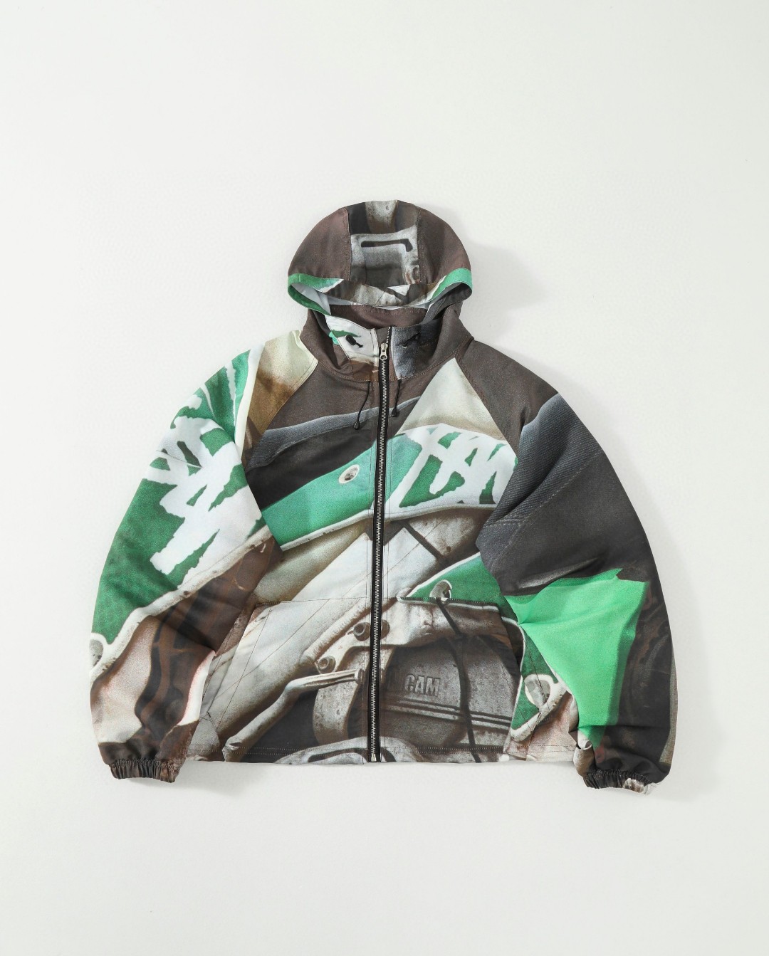 供💰145
Stussy SS25 BEACH SHELL BAJA PRINT 拉链夹克外套 男女同款

香港排队都买不上的爆款，炸街必穿款，可以当冲锋衣穿的一个外套，又到了Stussy开季满印花冲锋衣出新款的时候了，每次都有不一样的惊喜，这次的图案是沙地摩托的局部机械细节，依然保持了极具视觉冲击力的风格，也很有户外迷彩的味道哦！全衣数码印花 ，最难的不是工艺和版型，而是面料图案，细节和颜色。
原版开发  开模拉链辅料！最高品质呈现

颜色：如图所示
尺码：M-XXL
M：衣长66袖长81胸围124
Ｌ：衣长68袖长82胸围128
XL：衣长70袖长83胸围132
XXL：衣长72袖长84胸围136