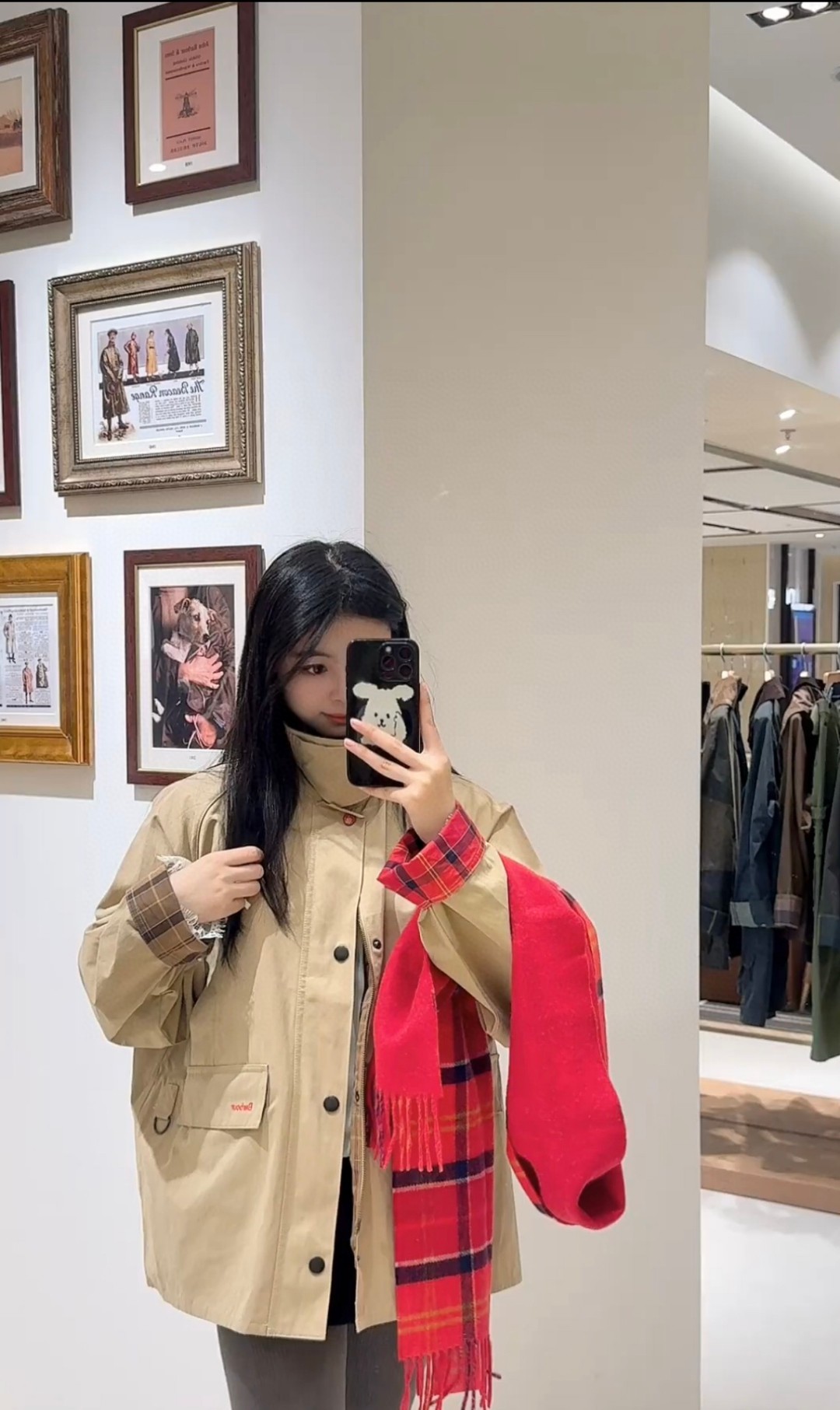 供💰175
Barbour蛇年限定无蜡夹克,静奢老钱风骨,解构巴恩山野叙事
【隐奢造物】以无蜡革新致敬英伦户外魂,卡其与鼠尾草绿浸透世家衣橱密码——前者如陈年羊皮纸拓印时光,后者似雾中苔原漫生克制诗意。纯铜五金随年月氧化出独属主人的包浆,蛇形图腾别针暗伏领间,将生肖玄机炼成新贵暗语。 以利落剪裁驯服粗犷基因,内衬暗纹织入老钱庄园地图,双针埋夹工艺构筑风雨屏障。无蜡处理让山系灵魂适配都市经纬,羊绒混纺触感在克制中释放隐秘的阶级勋章。
Coro:卡其色 鼠尾草绿
SIZE:S-XL
S M L XL
胸围:122 126 130 134
衣长: 68 70 72 74
肩宽: 49 50.2 51.4 52.6
袖长:77.3 78.8 80.3 81.8