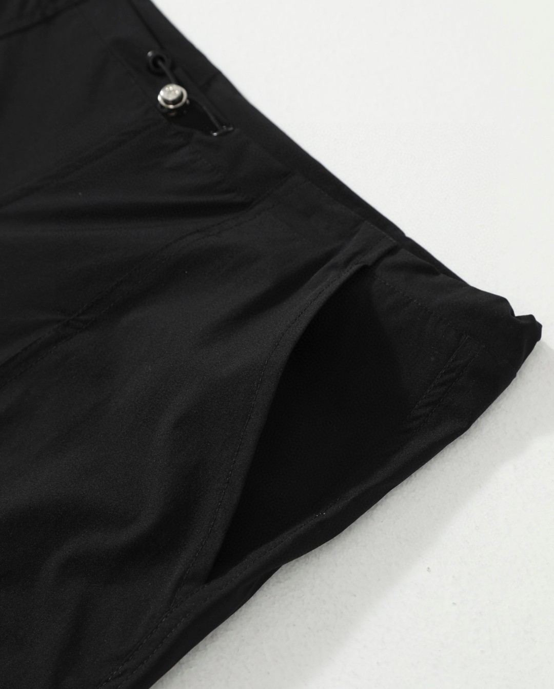 供💰115
alo伞兵工装裤
酷的好松弛!面料是很轻薄的速干面料 夏天穿不敢想该多舒服凉快 抽绳的设计即能高腰穿又能低腰穿 巨巨巨显瘦不挑任何腿型,alo它真的做的出既松弛的feel超爱!!爬山露营,一定要入手这条裤,膝盖的位置做了设计,弯曲自如!
还有防晒的功能,紫外线再强都不怕。关键它还轻薄透气,夏天穿着不闷汗。必冲款
颜色:黑色
尺码: S M L
裤长:104 105 106
腰围: 91 95 99
臀围:102 106 110