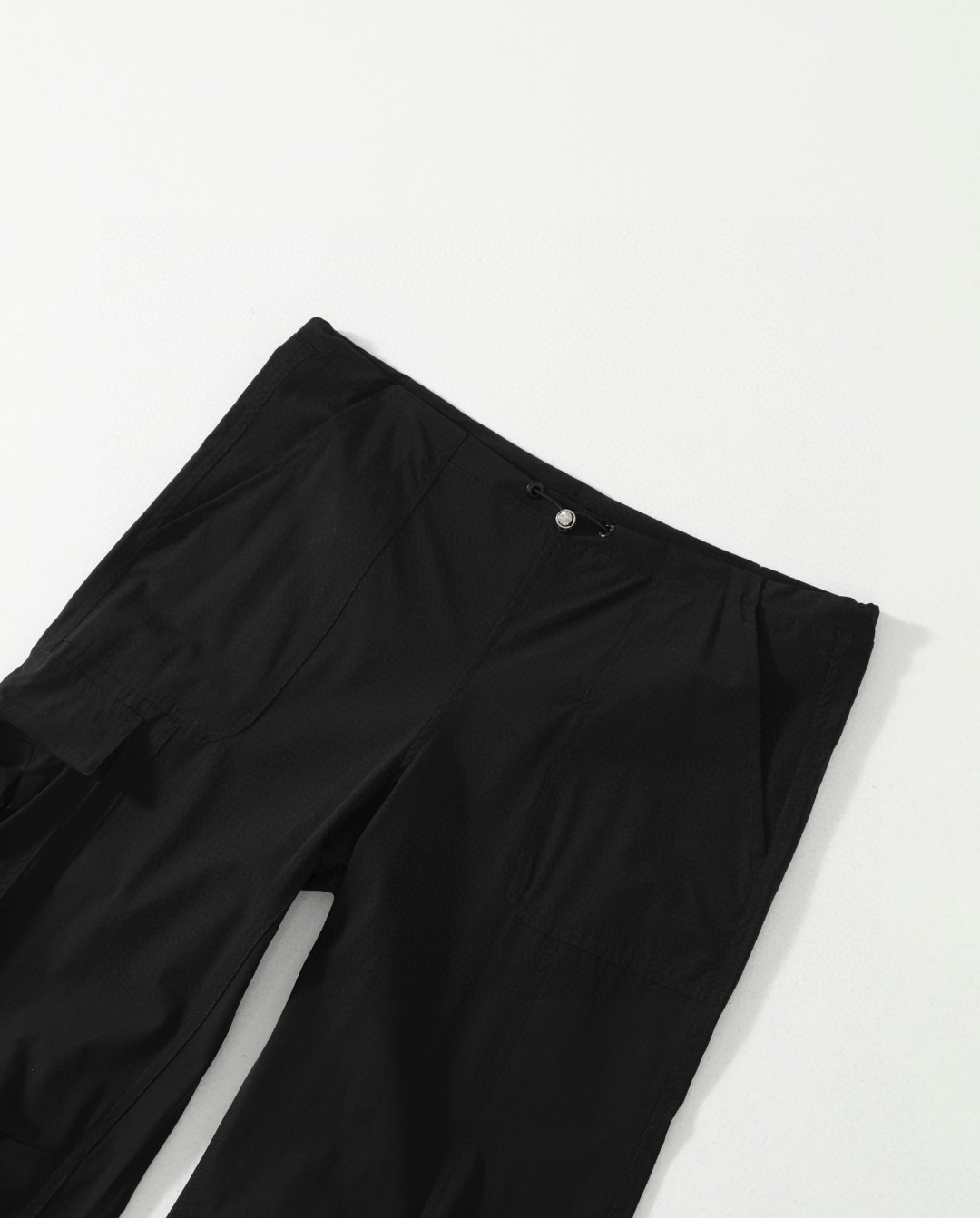 供💰115
alo伞兵工装裤
酷的好松弛!面料是很轻薄的速干面料 夏天穿不敢想该多舒服凉快 抽绳的设计即能高腰穿又能低腰穿 巨巨巨显瘦不挑任何腿型,alo它真的做的出既松弛的feel超爱!!爬山露营,一定要入手这条裤,膝盖的位置做了设计,弯曲自如!
还有防晒的功能,紫外线再强都不怕。关键它还轻薄透气,夏天穿着不闷汗。必冲款
颜色:黑色
尺码: S M L
裤长:104 105 106
腰围: 91 95 99
臀围:102 106 110