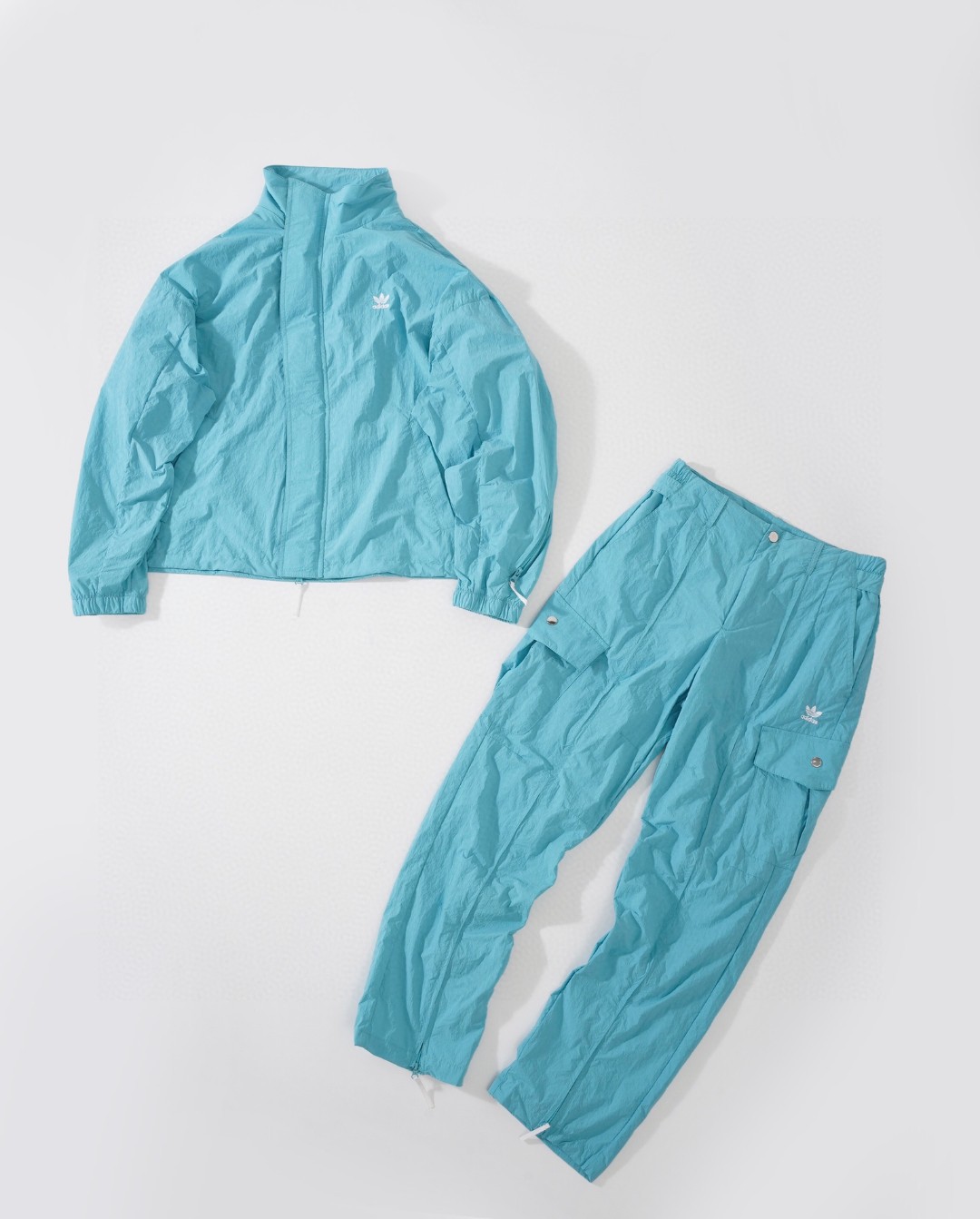 供💰上衣135
供💰裤子115
adidas originals x KR OP  联名款 首尔秀场同款 陈冠希同款，SS24长袖拉链夹克男女同款外套 
[烟花]搭配
· 潮流之王冠希哥上身款，这次的联名设计亮点，还是在立体裁剪上！一衣一裤多种穿法，衣服裤子都有全衣拉链，拉开拉链一个款闭上拉链另一个款，隐藏的三条杠，可玩性十足，上身都非常的帅气百搭！各个穿搭博主强烈推荐
[烟花]面料
·二款不同颜色样衣前后花了两个多月定染，封样十多次，大货与正版无论面料材质手感还是克重颜色几乎百分百还原！
[烟花]辅料做工
·所有辅料细节点全部定制做出，完全还原原版，大厂做工，细节做工看详细细节图吹得在好没有你拿到手说好有用。
颜色：青色  灰色
上衣尺码：S/M/L/XL
Ｓ：衣长66胸围136袖长55肩宽61.5
M：衣长68胸围140袖长56肩宽63
Ｌ：衣长70胸围144袖长57肩宽64.5
XL：衣长72胸围148袖长58肩宽66

裤子尺码：S/M/L/XL/XXL
Ｓ：裤长106臀围106
M：裤长108臀围110
Ｌ：裤长110臀围114
XL：裤长112臀围118
XXL：裤长114臀围122