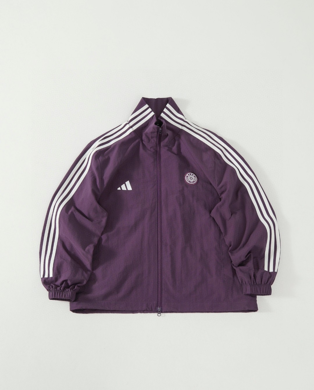 供💰165
adidas×清华限定联名款外套夹克
所有渠道已断货的爆款
当百年运动基因遇见百年学术底蕴
adidas与清华大学破界联名
以「清华紫」重构经典三叶草
将校训精神注入三条纹设计
暗藏清华专属「校潮」图腾
让运动装备化身行走的文化符号
以“清华紫”为主色调，尽管此次上架产品为一些基础系列经典款式，但当其融入清华元素，经典更显特别。原版封样，完美复刻，所有辅料细节还原
临近高考，当高考战衣「提前穿上梦想学府战衣」  
让清华的图腾化作笔尖涌动的星辰  
让袖口的三条纹路  
引领你奔向更广阔的赛道 

颜色：清华紫
尺码:     S       M       L         XL
衣长： 66     68       70       72
胸围：126   130     134     138
袖长： 59    59.5     60      60.5
肩宽： 49    50.2    51.4    52.6