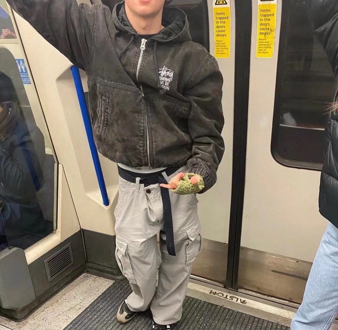 供💰155（薄款）
Stussy斯图西 水洗做旧黑8刺绣Logo夹克拉链外套
美式复古的不二选择
CANVAS INSULATED WORK JACKET 
ykk金属拉链 有伸缩性的袖口·下摆 
绣在左胸的Stussy字体 八球图形 ，原版开发 一比一打版，所有辅料对版帽子也是双层的，整件衣服非常厚重，衣服全部成衣水洗做旧，工艺复杂，工期久。男女同款，宽松短版版型

Color：紫色  黑色
Size：M-XXL
M：衣长65胸围58肩宽53袖长61
Ｌ：衣长67胸围60肩宽54.5袖长62
XL：衣长69胸围62肩宽56袖长63
XXL：衣长71胸围64肩宽57.5袖长64