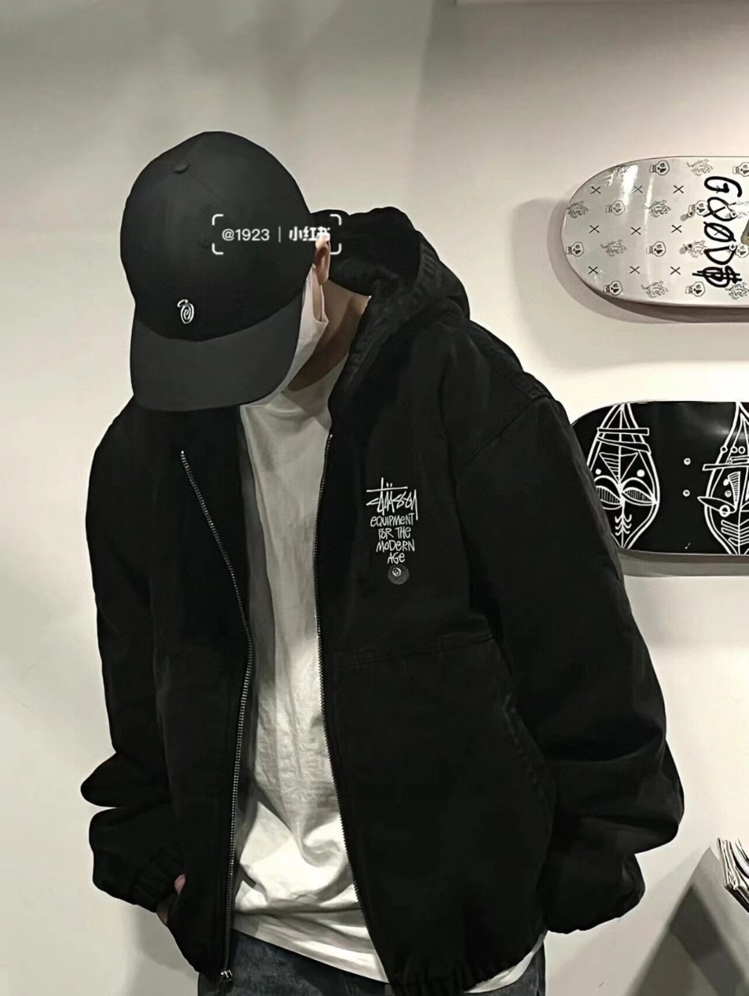 供💰155(薄款)
Stussy斯图西 水洗做旧黑8刺绣Logo夹克拉链外套
美式复古的不二选择
CANVAS INSULATED WORK JACKET
ykk金属拉链 有伸缩性的袖口·下摆
绣在左胸的Stussy字体 八球图形 ,原版开发 一比一打版,所有辅料对版帽子也是双层的,整件衣服非常厚重,衣服全部成衣水洗做旧,工艺复杂,工期久。男女同款,宽松短版版型
Color:紫色 黑色
Size:M-XXL
M:衣长65胸围58肩宽53袖长61
L:衣长67胸围60肩宽54.5袖长62
XL:衣长69胸围62肩宽56袖长63
XXL:衣长71胸围64肩宽57.5袖长64