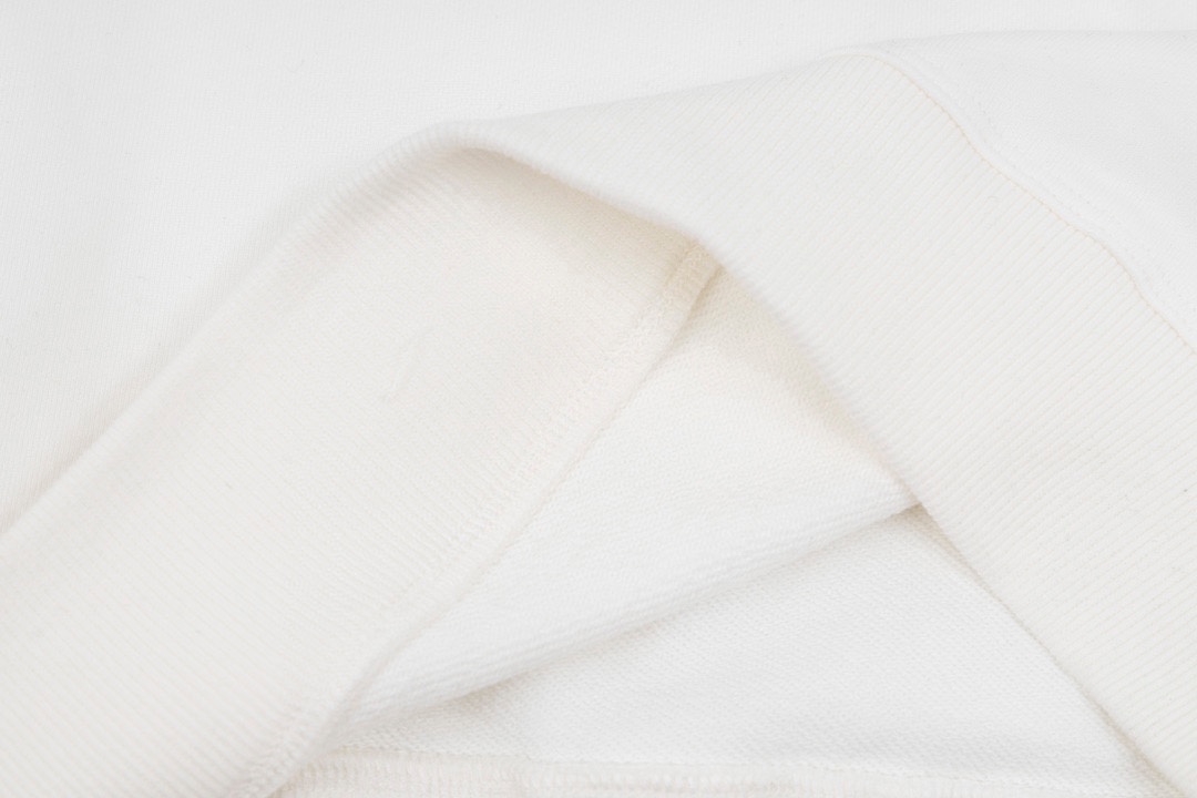 💰95  
TNF 北面 姜饼人联名情侣卫衣
商品参数：
面料采用380克水柔棉（质量天花板）摸到手就知道值 衣服采用落肩袖百搭好看  三针五线做工，领口包包边条
螺纹采用480g高克重重磅纯棉螺纹 同缸定织定染
软糯舒适透气柔软又亲肤!下半身随意搭配出行、怎么穿都好看!
上身显瘦挑高!小哥小姐姐绝对是你衣橱
穿洗多次都不愿扔掉的一款卫衣!赶紧入手吧✨
                     
Color：黑色 白色
Size：M/L/XL

                    胸围         肩宽       衣长
           M       110         56           70      
           L        116          59        72               
           XL      122        62          74  
              
           【注：手工测量 存在1～3 cm 误差】