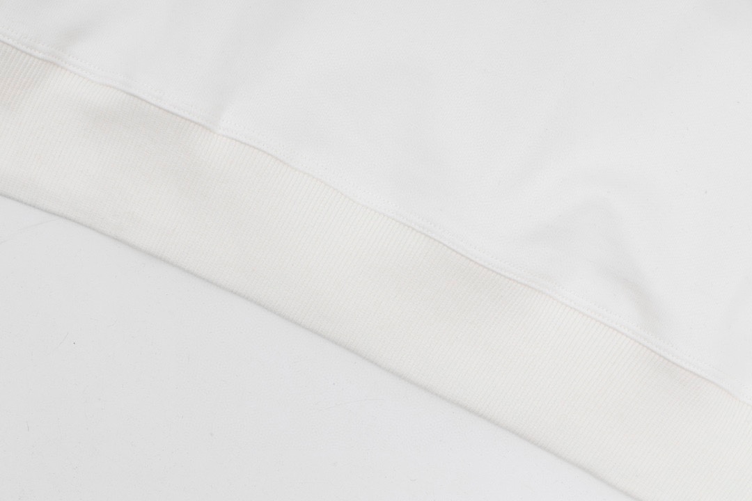 💰95  
TNF 北面 姜饼人联名情侣卫衣
商品参数：
面料采用380克水柔棉（质量天花板）摸到手就知道值 衣服采用落肩袖百搭好看  三针五线做工，领口包包边条
螺纹采用480g高克重重磅纯棉螺纹 同缸定织定染
软糯舒适透气柔软又亲肤!下半身随意搭配出行、怎么穿都好看!
上身显瘦挑高!小哥小姐姐绝对是你衣橱
穿洗多次都不愿扔掉的一款卫衣!赶紧入手吧✨
                     
Color：黑色 白色
Size：M/L/XL

                    胸围         肩宽       衣长
           M       110         56           70      
           L        116          59        72               
           XL      122        62          74  
              
           【注：手工测量 存在1～3 cm 误差】