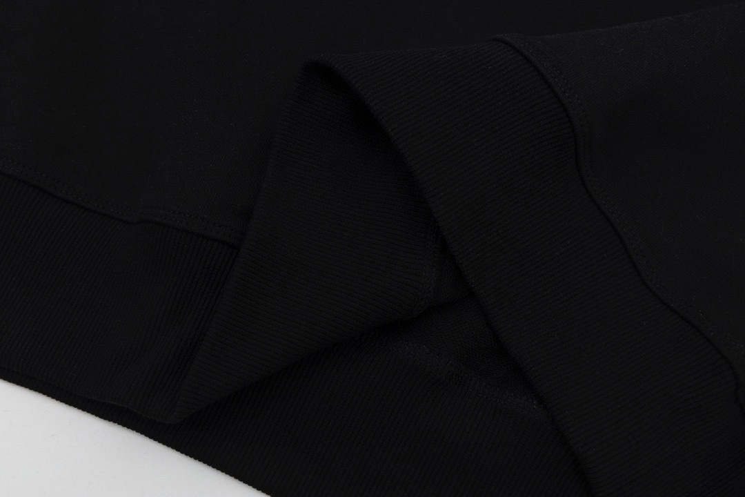 💰95  
TNF 北面 姜饼人联名情侣卫衣
商品参数：
面料采用380克水柔棉（质量天花板）摸到手就知道值 衣服采用落肩袖百搭好看  三针五线做工，领口包包边条
螺纹采用480g高克重重磅纯棉螺纹 同缸定织定染
软糯舒适透气柔软又亲肤!下半身随意搭配出行、怎么穿都好看!
上身显瘦挑高!小哥小姐姐绝对是你衣橱
穿洗多次都不愿扔掉的一款卫衣!赶紧入手吧✨
                     
Color：黑色 白色
Size：M/L/XL

                    胸围         肩宽       衣长
           M       110         56           70      
           L        116          59        72               
           XL      122        62          74  
              
           【注：手工测量 存在1～3 cm 误差】