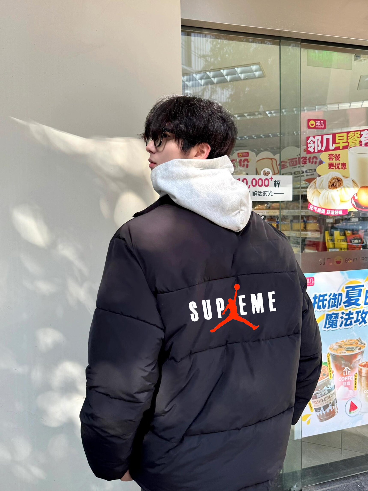 供货价:💰115 ♦️另有升级版本💰135
Supreme X Aj 新款飞人联名保暖拉链立领羽绒棉服面包服
男女同款

一整衣将近3斤沉 高达750充棉量 全网最ok超厚超保暖
店主北方人亲自评测 大大解决了南方不理解北方冬天冬日的寒冷 整件衣服完全塞的满满当当  冬日站在大雪中也完全没有感觉  穿棉被出门都没有它保暖！ 总结一句话   品质好货 闭眼入  
       不厚不暖你来骂我 
       百搭好穿 上身细腻 男女可配 
Color：黑色 卡其色
Size：M/L/XL

                    胸围         肩宽       衣长
           M       115           61          71      
           L        120          63          73               
           XL      125          65          75  
              
           【注：手工测量 存在1～3 cm 误差】