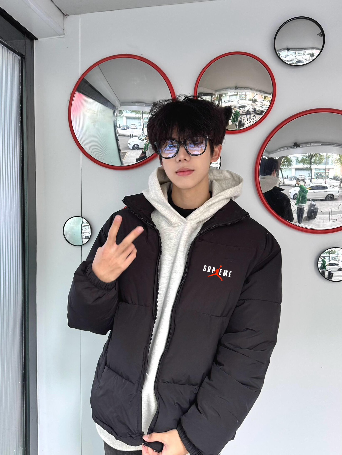 供货价:💰115 ♦️另有升级版本💰135
Supreme X Aj 新款飞人联名保暖拉链立领羽绒棉服面包服
男女同款

一整衣将近3斤沉 高达750充棉量 全网最ok超厚超保暖
店主北方人亲自评测 大大解决了南方不理解北方冬天冬日的寒冷 整件衣服完全塞的满满当当  冬日站在大雪中也完全没有感觉  穿棉被出门都没有它保暖！ 总结一句话   品质好货 闭眼入  
       不厚不暖你来骂我 
       百搭好穿 上身细腻 男女可配 
Color：黑色 卡其色
Size：M/L/XL

                    胸围         肩宽       衣长
           M       115           61          71      
           L        120          63          73               
           XL      125          65          75  
              
           【注：手工测量 存在1～3 cm 误差】