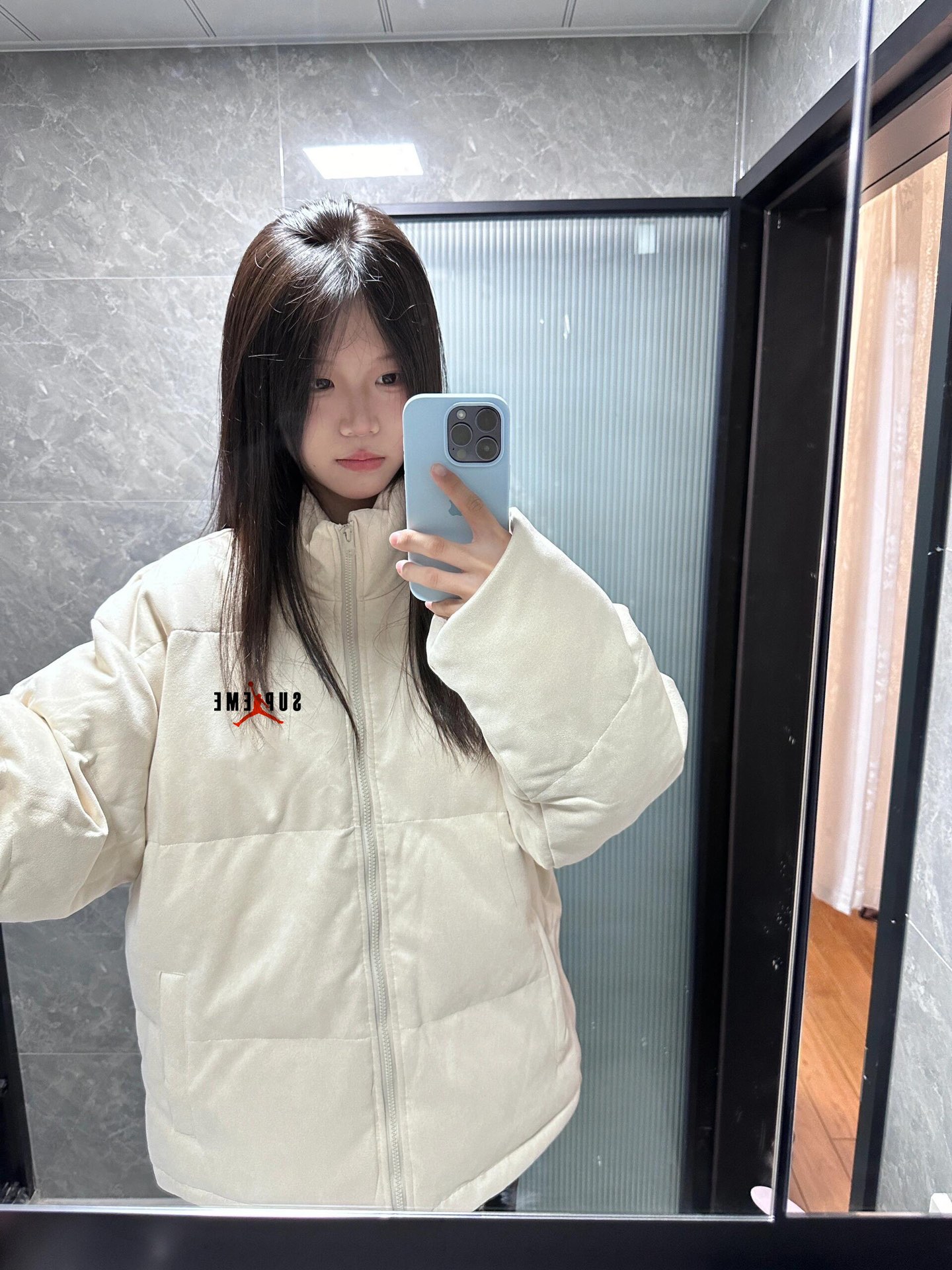 供货价:💰115 ♦️另有升级版本💰135
Supreme X Aj 新款飞人联名保暖拉链立领羽绒棉服面包服
男女同款

一整衣将近3斤沉 高达750充棉量 全网最ok超厚超保暖
店主北方人亲自评测 大大解决了南方不理解北方冬天冬日的寒冷 整件衣服完全塞的满满当当  冬日站在大雪中也完全没有感觉  穿棉被出门都没有它保暖！ 总结一句话   品质好货 闭眼入  
       不厚不暖你来骂我 
       百搭好穿 上身细腻 男女可配 
Color：黑色 卡其色
Size：M/L/XL

                    胸围         肩宽       衣长
           M       115           61          71      
           L        120          63          73               
           XL      125          65          75  
              
           【注：手工测量 存在1～3 cm 误差】