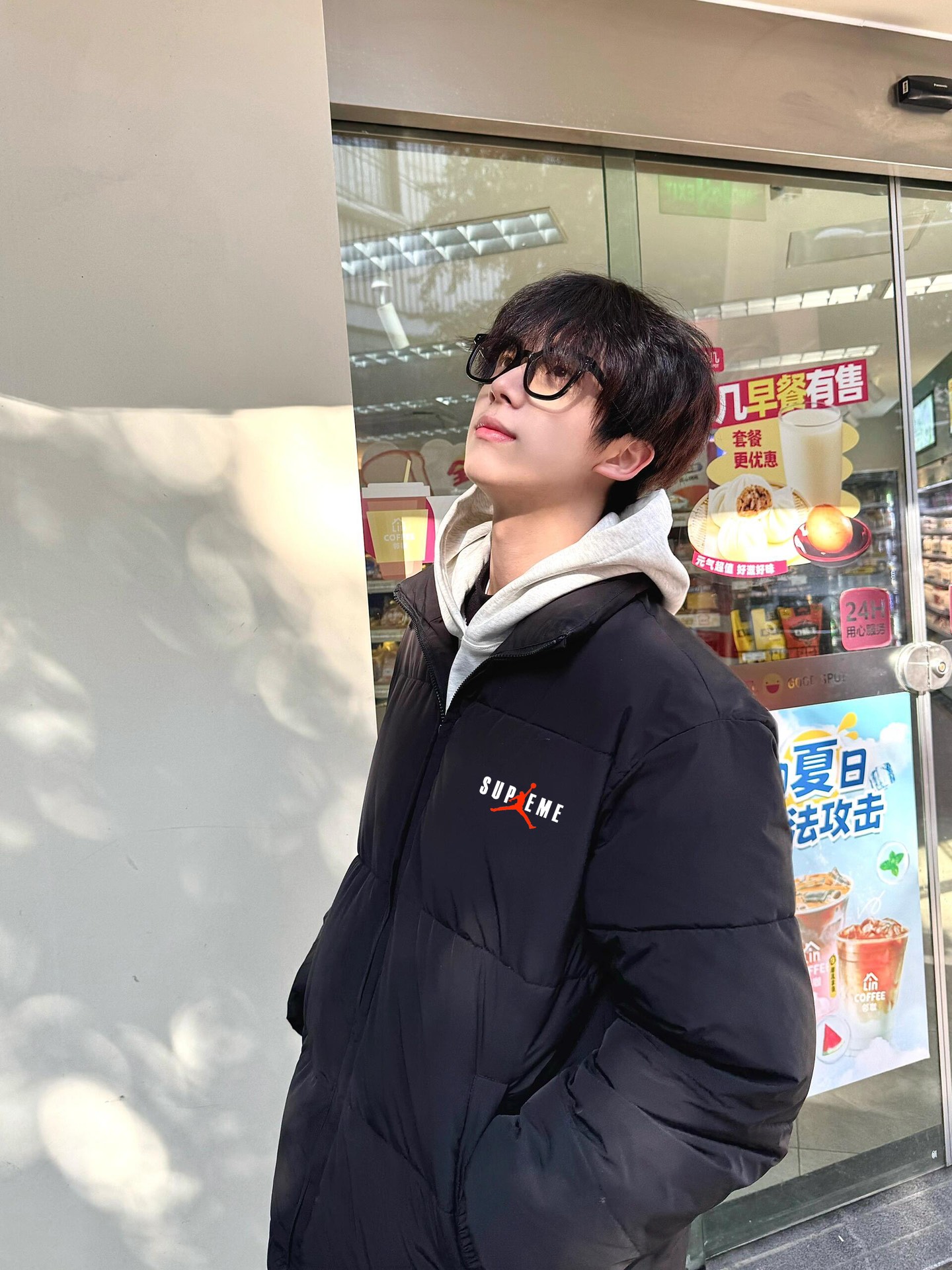 供货价:💰115 ♦️另有升级版本💰135
Supreme X Aj 新款飞人联名保暖拉链立领羽绒棉服面包服
男女同款

一整衣将近3斤沉 高达750充棉量 全网最ok超厚超保暖
店主北方人亲自评测 大大解决了南方不理解北方冬天冬日的寒冷 整件衣服完全塞的满满当当  冬日站在大雪中也完全没有感觉  穿棉被出门都没有它保暖！ 总结一句话   品质好货 闭眼入  
       不厚不暖你来骂我 
       百搭好穿 上身细腻 男女可配 
Color：黑色 卡其色
Size：M/L/XL

                    胸围         肩宽       衣长
           M       115           61          71      
           L        120          63          73               
           XL      125          65          75  
              
           【注：手工测量 存在1～3 cm 误差】