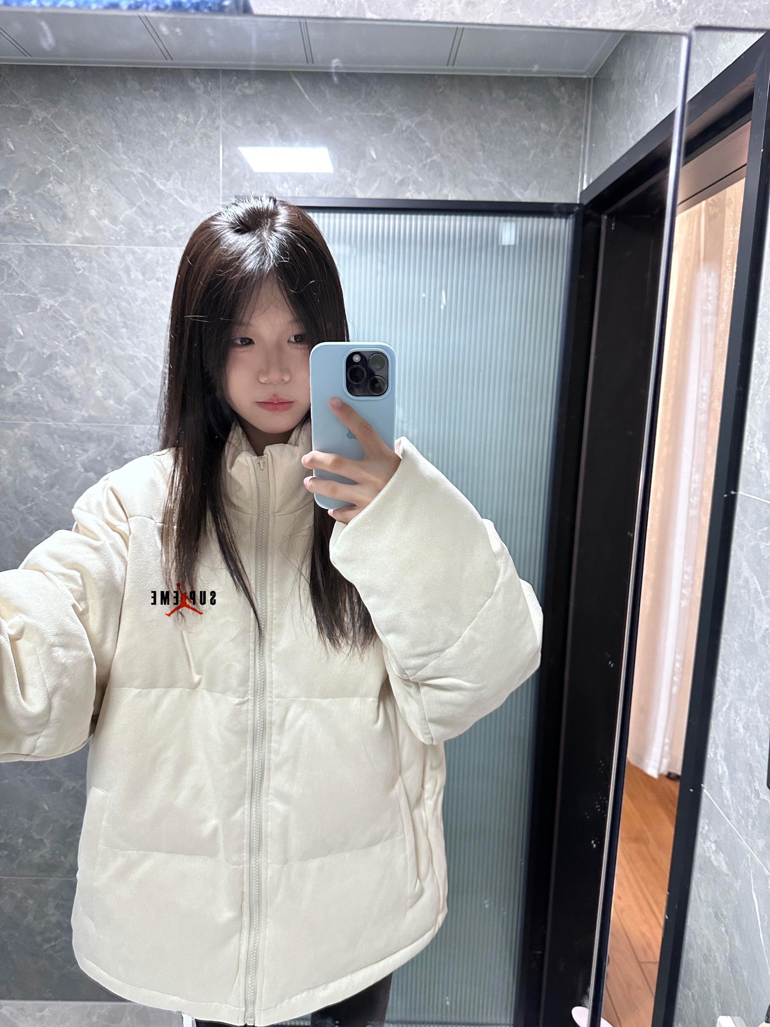 供货价:💰115 ♦️另有升级版本💰135
Supreme X Aj 新款飞人联名保暖拉链立领羽绒棉服面包服
男女同款

一整衣将近3斤沉 高达750充棉量 全网最ok超厚超保暖
店主北方人亲自评测 大大解决了南方不理解北方冬天冬日的寒冷 整件衣服完全塞的满满当当  冬日站在大雪中也完全没有感觉  穿棉被出门都没有它保暖！ 总结一句话   品质好货 闭眼入  
       不厚不暖你来骂我 
       百搭好穿 上身细腻 男女可配 
Color：黑色 卡其色
Size：M/L/XL

                    胸围         肩宽       衣长
           M       115           61          71      
           L        120          63          73               
           XL      125          65          75  
              
           【注：手工测量 存在1～3 cm 误差】