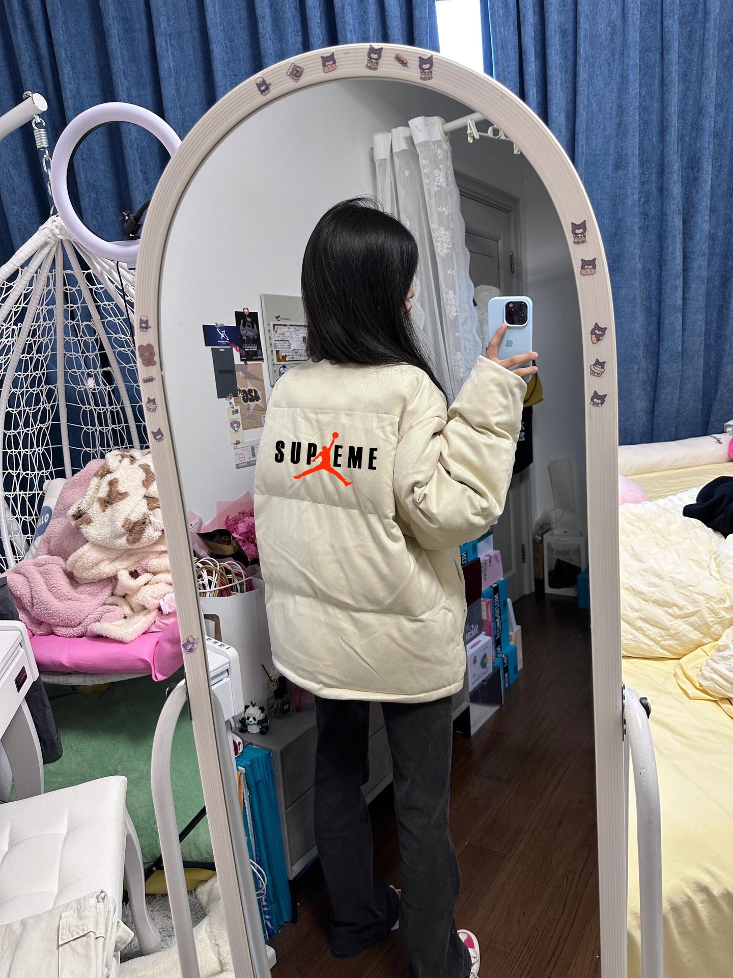 供货价:💰115 ♦️另有升级版本💰135
Supreme X Aj 新款飞人联名保暖拉链立领羽绒棉服面包服
男女同款

一整衣将近3斤沉 高达750充棉量 全网最ok超厚超保暖
店主北方人亲自评测 大大解决了南方不理解北方冬天冬日的寒冷 整件衣服完全塞的满满当当  冬日站在大雪中也完全没有感觉  穿棉被出门都没有它保暖！ 总结一句话   品质好货 闭眼入  
       不厚不暖你来骂我 
       百搭好穿 上身细腻 男女可配 
Color：黑色 卡其色
Size：M/L/XL

                    胸围         肩宽       衣长
           M       115           61          71      
           L        120          63          73               
           XL      125          65          75  
              
           【注：手工测量 存在1～3 cm 误差】