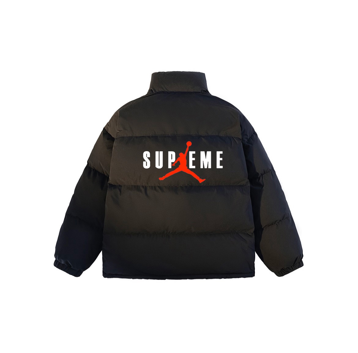供货价:💰115 ♦️另有升级版本💰135
Supreme X Aj 新款飞人联名保暖拉链立领羽绒棉服面包服
男女同款

一整衣将近3斤沉 高达750充棉量 全网最ok超厚超保暖
店主北方人亲自评测 大大解决了南方不理解北方冬天冬日的寒冷 整件衣服完全塞的满满当当  冬日站在大雪中也完全没有感觉  穿棉被出门都没有它保暖！ 总结一句话   品质好货 闭眼入  
       不厚不暖你来骂我 
       百搭好穿 上身细腻 男女可配 
Color：黑色 卡其色
Size：M/L/XL

                    胸围         肩宽       衣长
           M       115           61          71      
           L        120          63          73               
           XL      125          65          75  
              
           【注：手工测量 存在1～3 cm 误差】